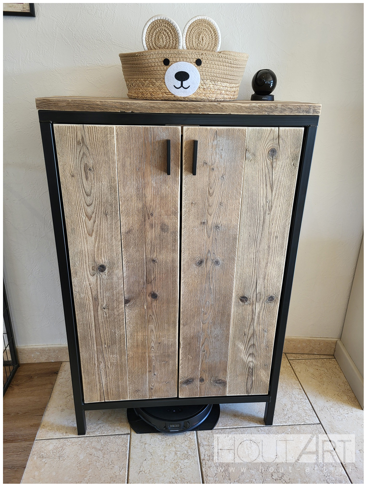 Kast dressoir stalen frame deuren steigerhout met handgreep, zwarte poedercoating van Hout-Art.