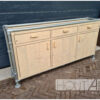 Dressoir verzinkte steigerbuis met steigerhout deuren en lades van Hout-Art. steigerbuizen, industrieel, verzonken, voetplaten, kast, opbergkast, handgreep, houtart.