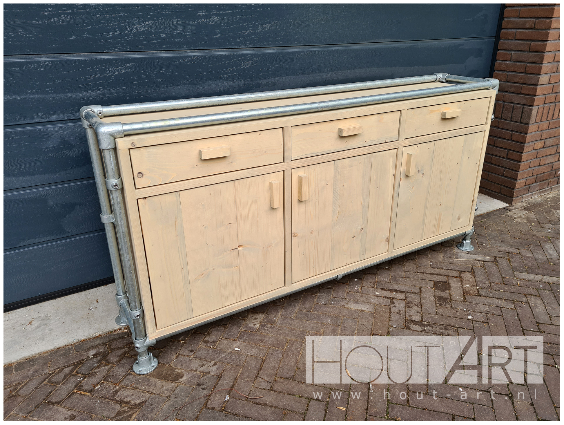 Dressoir verzinkte steigerbuis met steigerhout deuren en lades van Hout-Art. steigerbuizen, industrieel, verzonken, voetplaten, kast, opbergkast, handgreep, houtart.