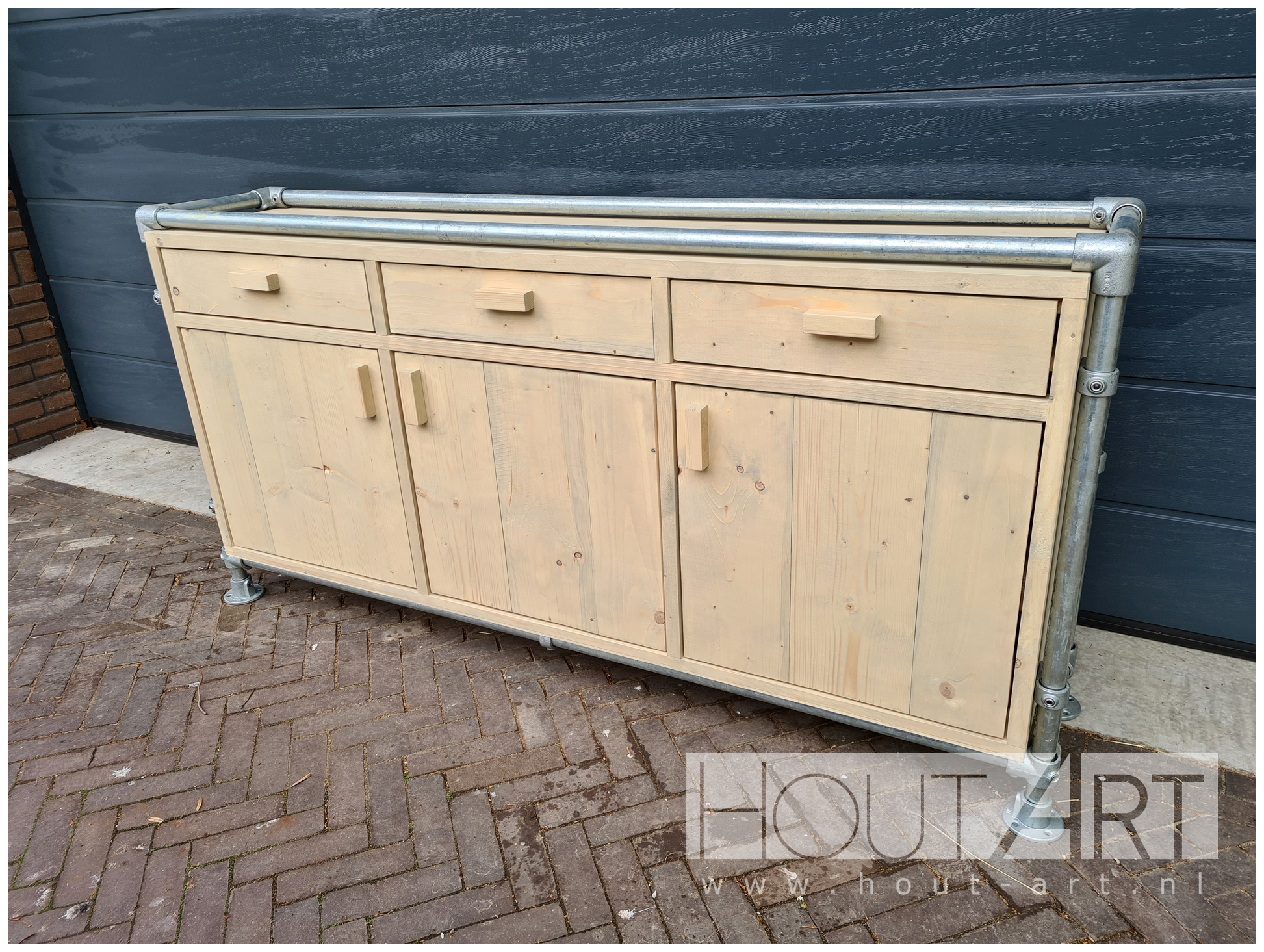 Dressoir verzinkte steigerbuis met steigerhout deuren en lades van Hout-Art. steigerbuizen, industrieel, verzonken, voetplaten, kast, opbergkast, handgreep, houtart.