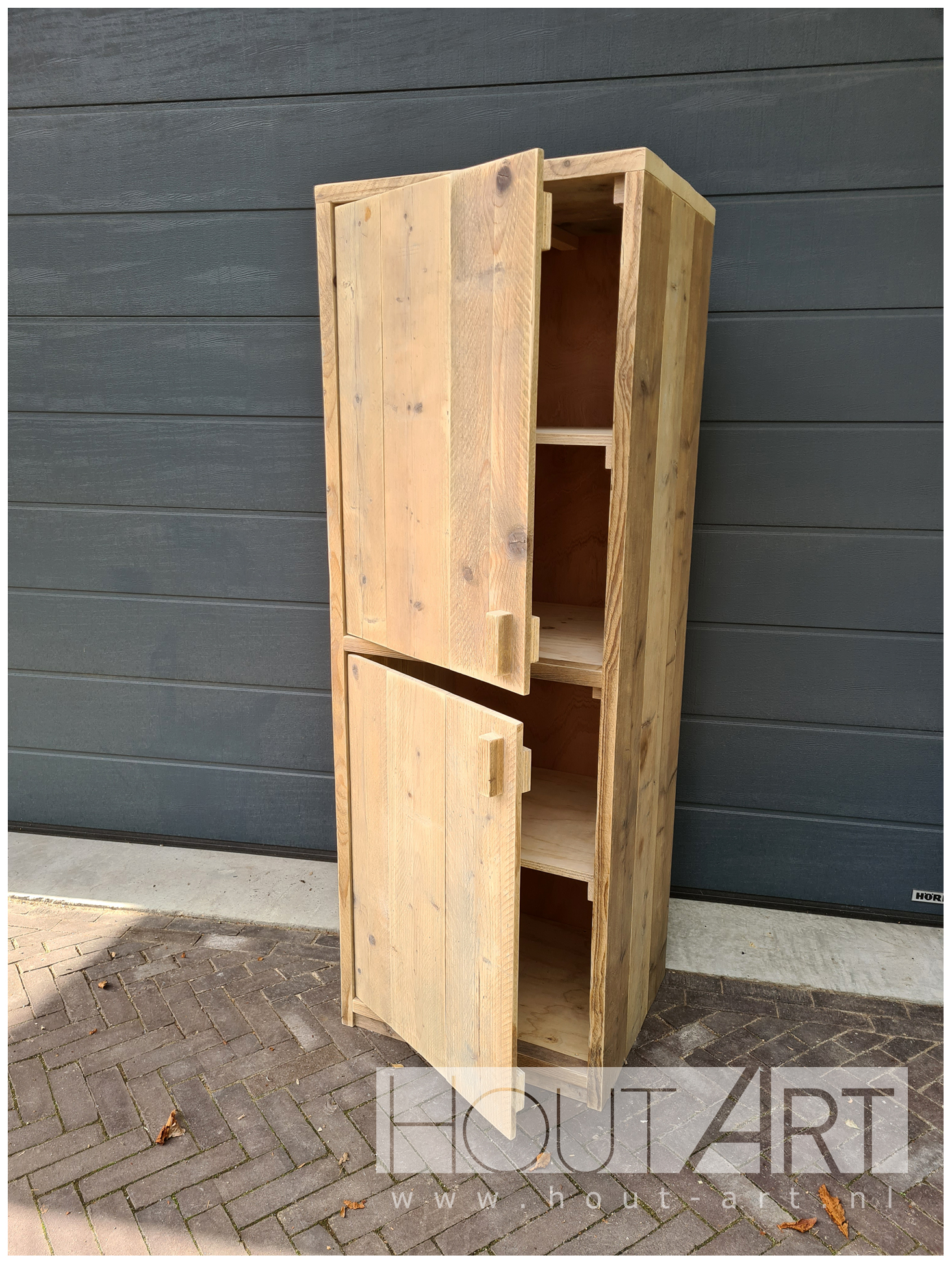 Hoge smalle kast steigerhout met deuren van Hout-Art.