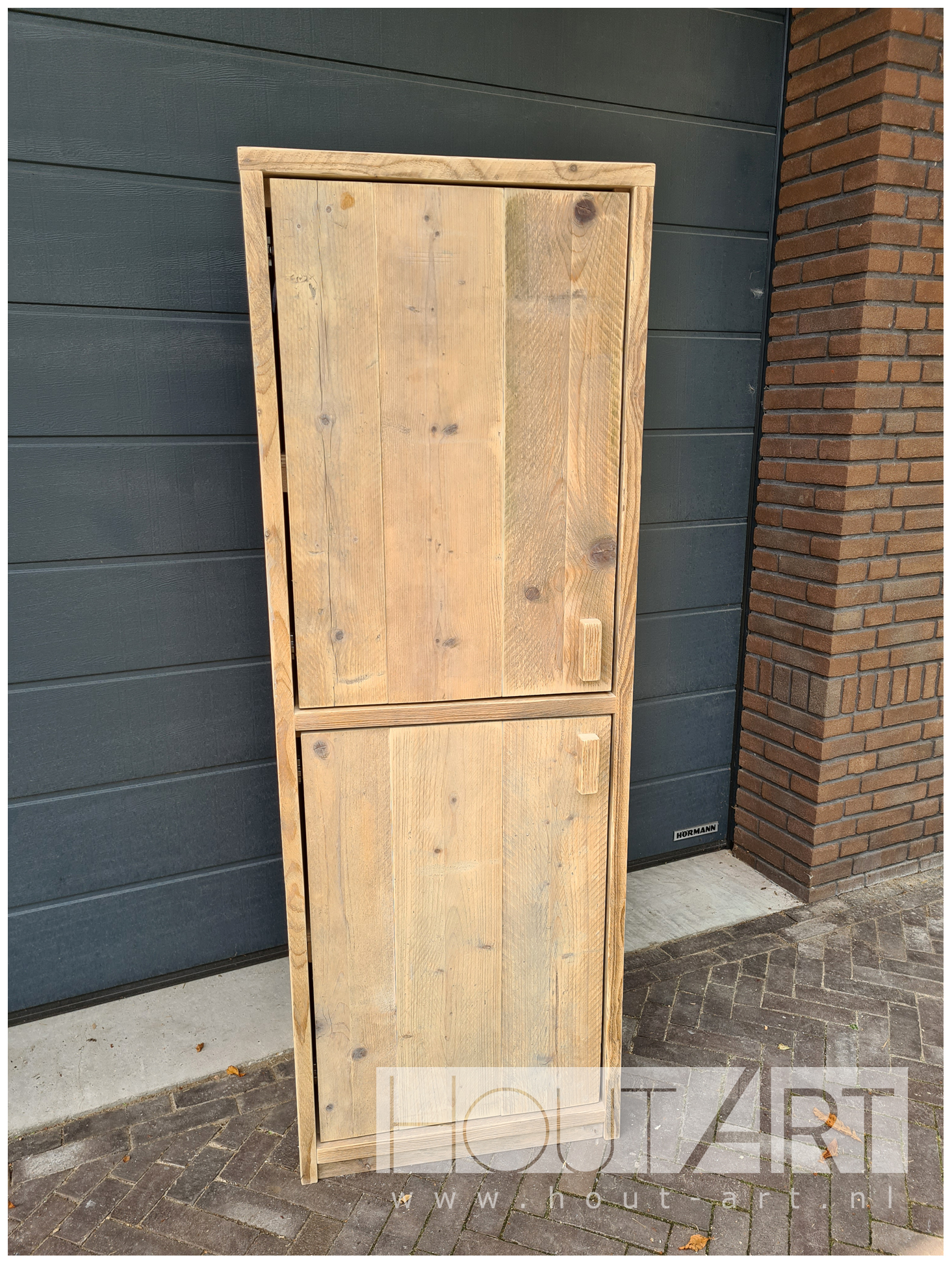 Hoge smalle kast steigerhout met deuren van Hout-Art.