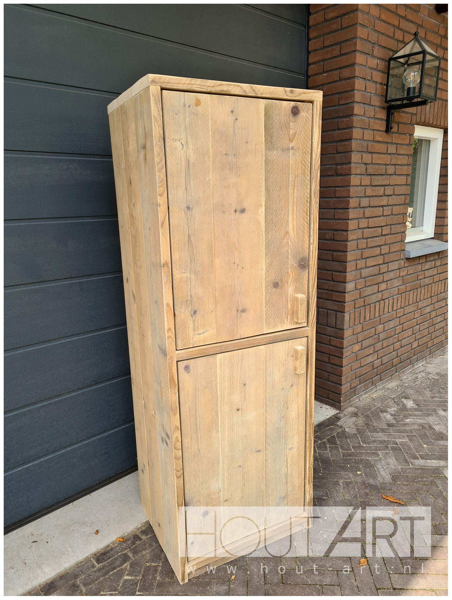 Hoge smalle kast steigerhout met deuren van Hout-Art.