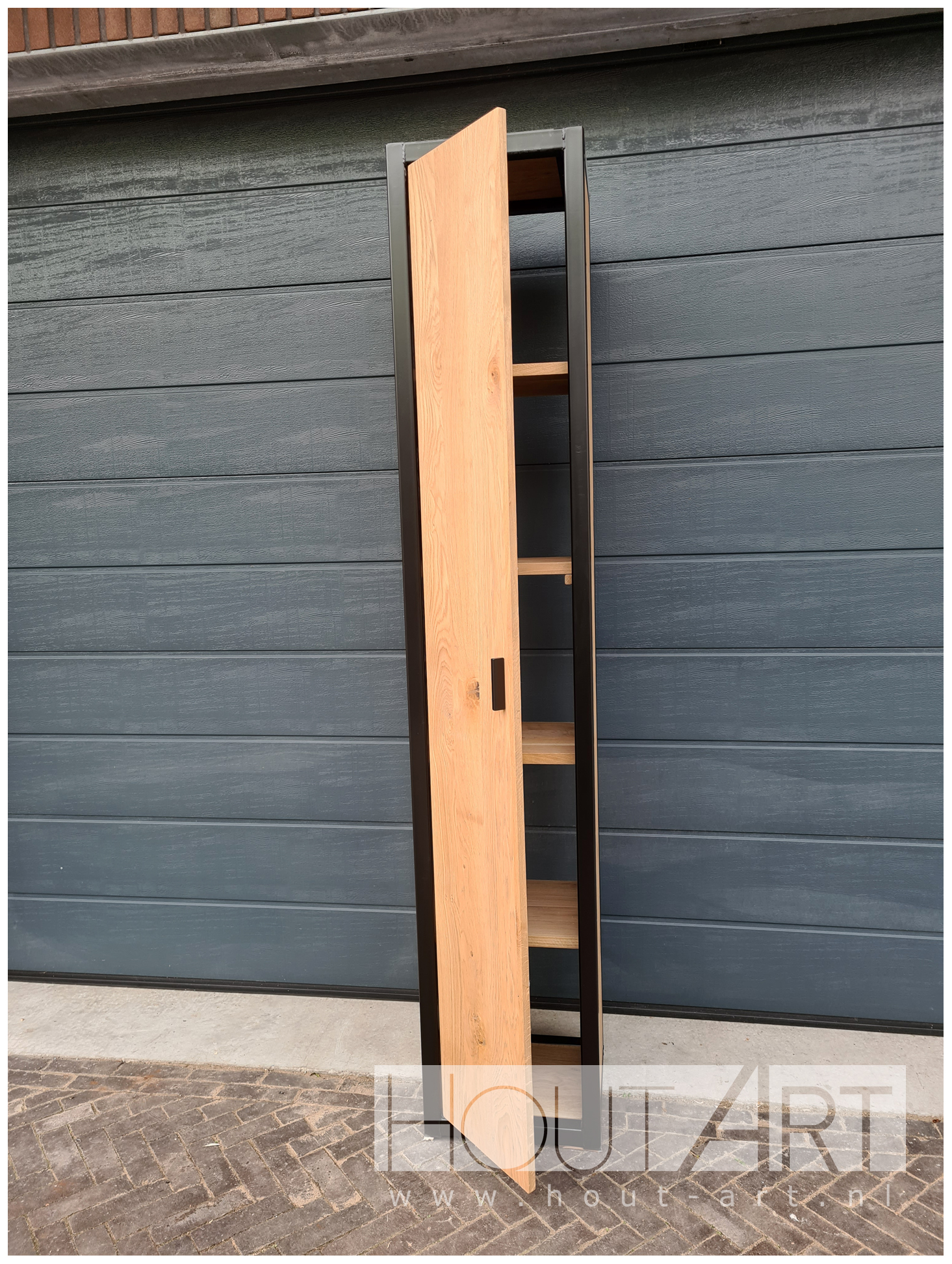 Kast poortwachter stalen frame met eiken van Hout-Art. legplanken, deur, open vakken, staal, frames, zwart, gepoedercoat, modern, industrieel, poedercoating, houtart.