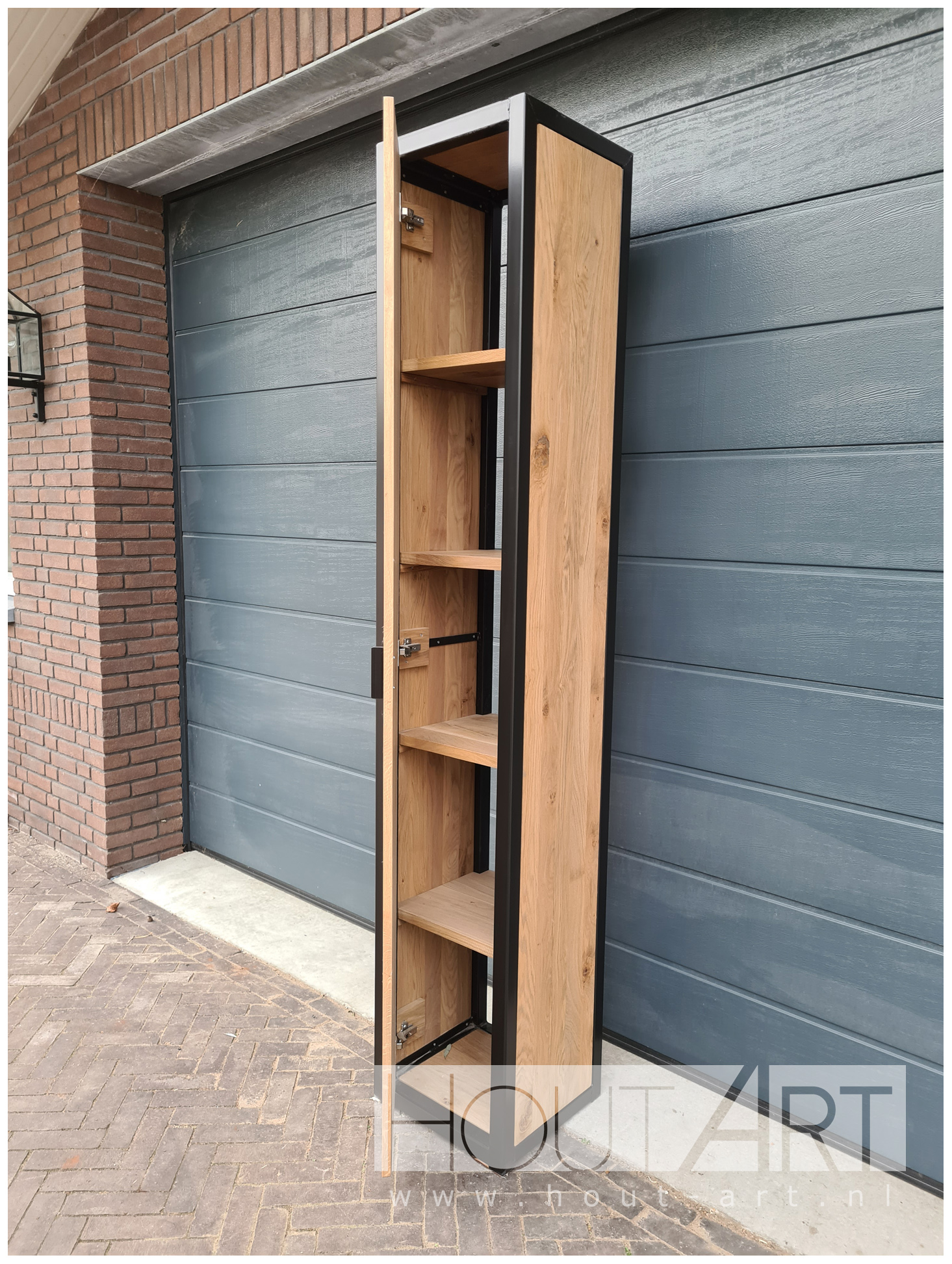 Kast poortwachter stalen frame met eiken van Hout-Art. legplanken, deur, open vakken, staal, frames, zwart, gepoedercoat, modern, industrieel, poedercoating, houtart.