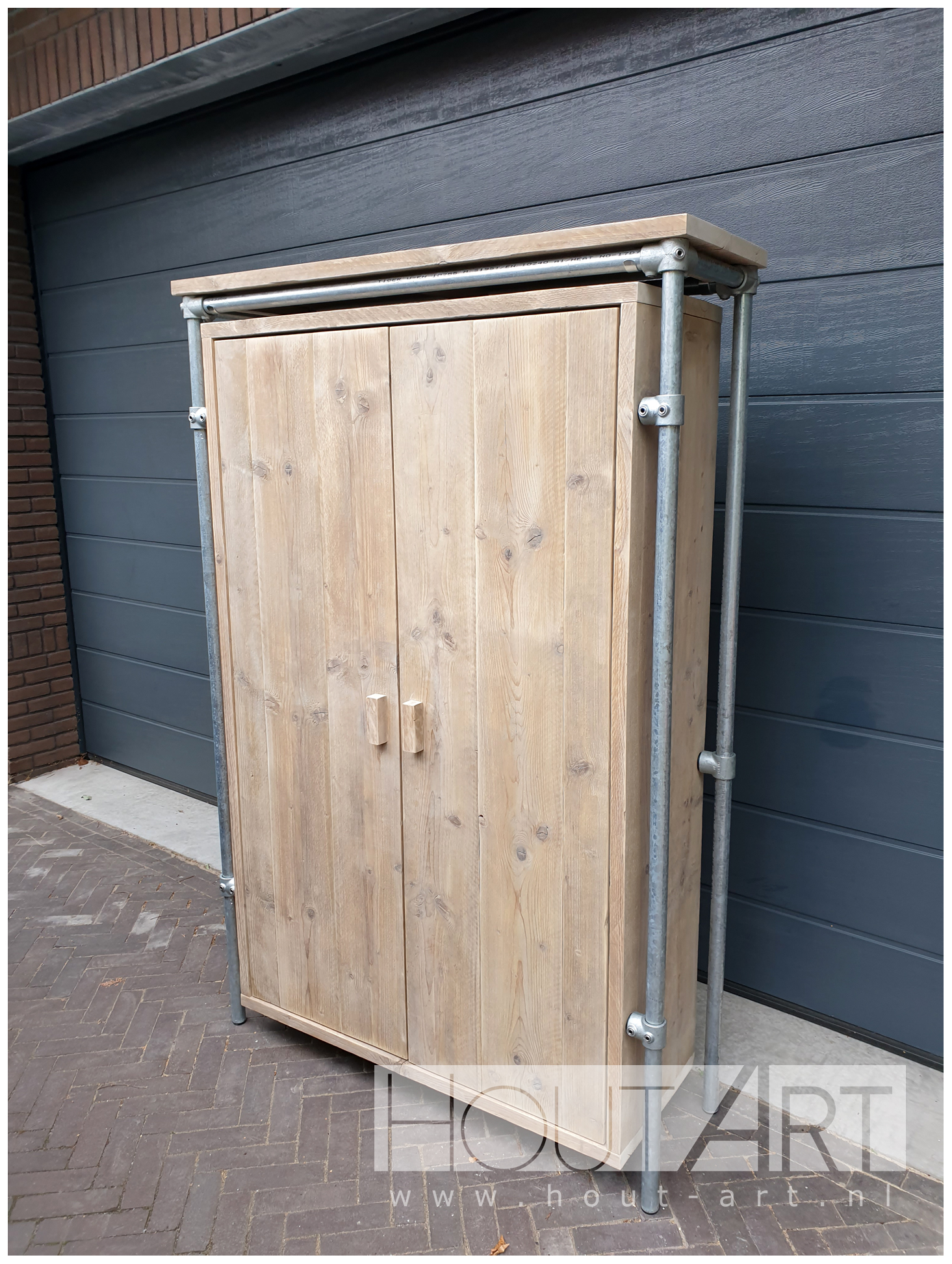 Hoge kast verzinkte steigerbuis met twee deuren en bovenblad steigerhout van Hout-Art. opbergkast, legplank, steigerhouten, industrieel, houtart.