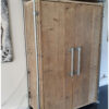 Hoge kast verzinkte steigerbuis met twee deuren en bovenblad steigerhout van Hout-Art. opbergkast, legplank, steigerhouten, industrieel, houtart.