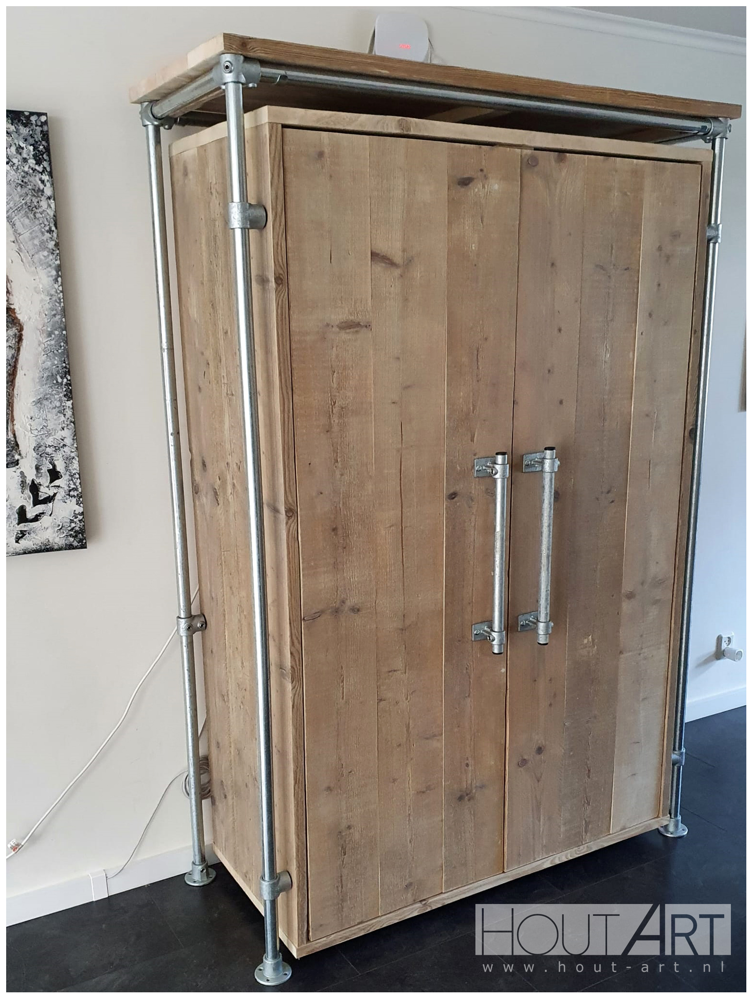 Hoge kast verzinkte steigerbuis met twee deuren en bovenblad steigerhout van Hout-Art. opbergkast, legplank, steigerhouten, industrieel, houtart.