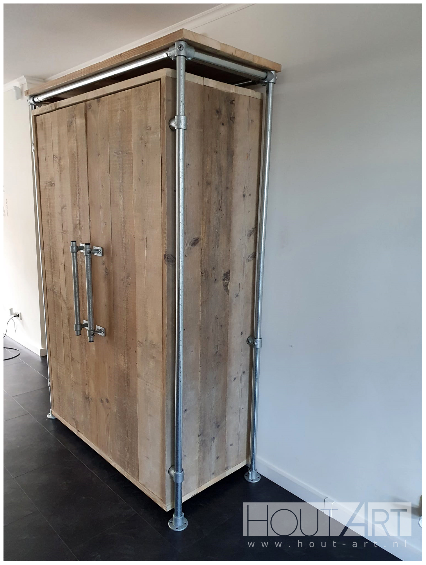 Hoge kast verzinkte steigerbuis met twee deuren en bovenblad steigerhout van Hout-Art. opbergkast, legplank, steigerhouten, industrieel, houtart.