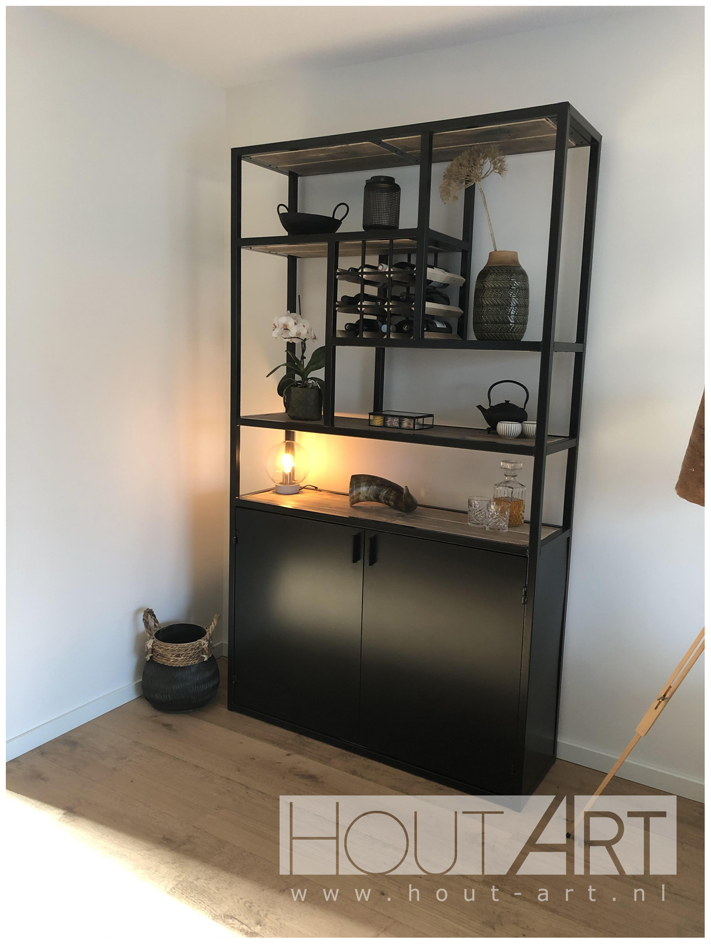 Vakkenkast wine stalen frame met steigerhout van Hout-Art. wijn, wijnvakken, wijnrek, steigerhouten, modern, industrieel, zwart, gepoedercoat, poedercoating, houtart.