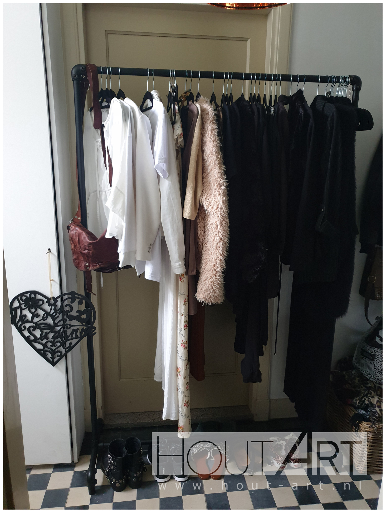 Kledingrek zwarte steigerbuis van Hout-Art.