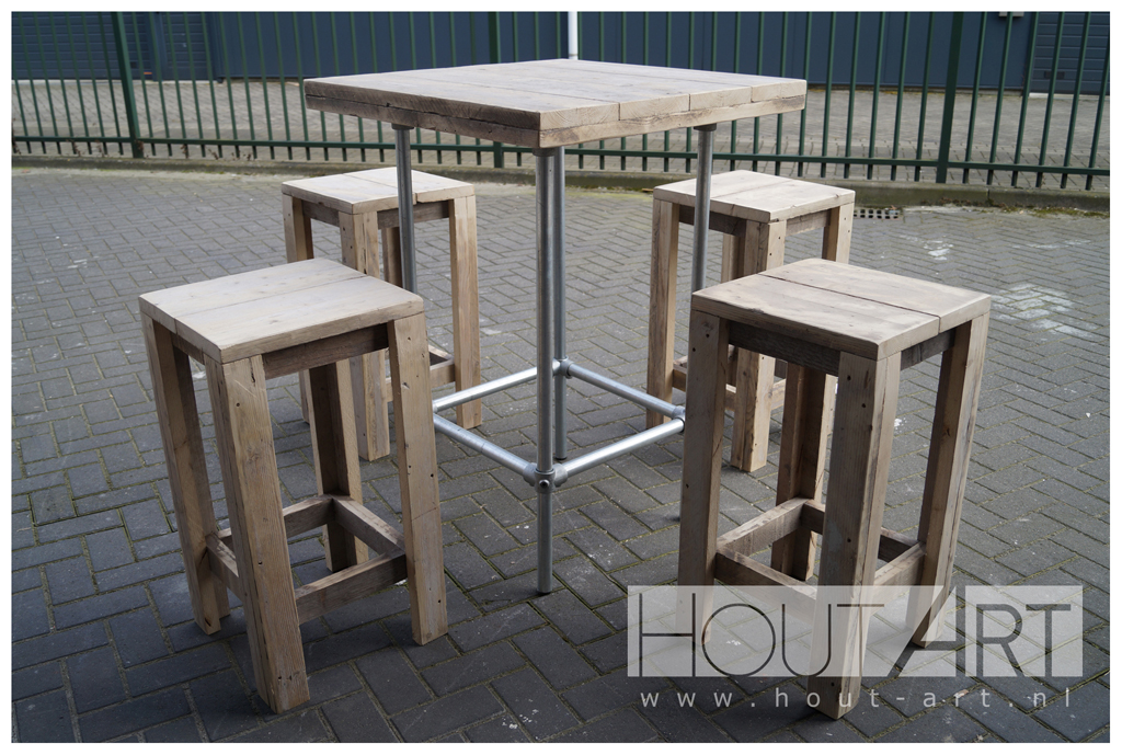 Barkruk steigerhout voetsteun Hout-Art. Barkrukken, bartafel, zwart, gepoedercoat, gebruikt hout.