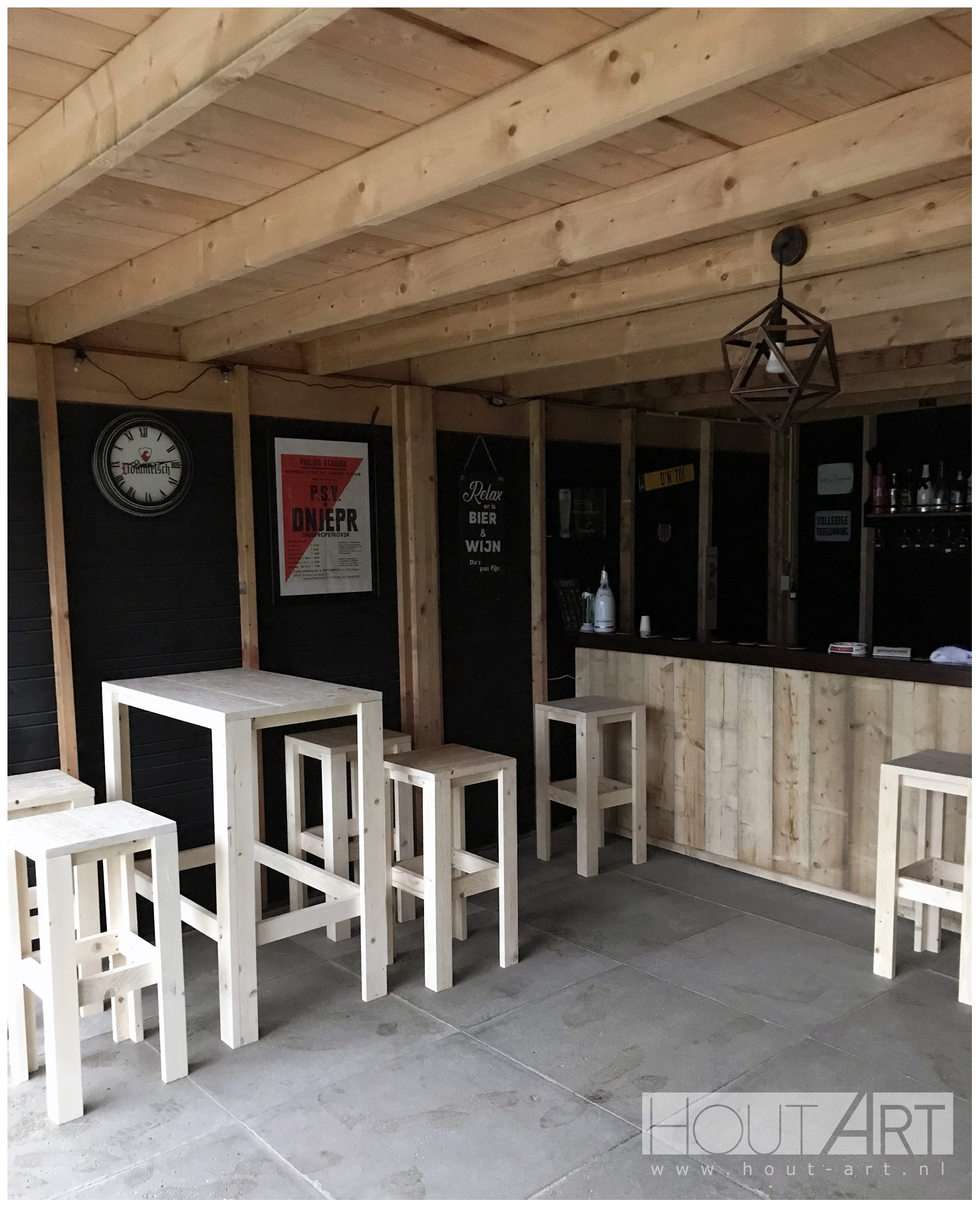 Barkruk steigerhout voetsteun Hout-Art. Barkrukken, bartafel, zwart, gepoedercoat, gebruikt hout.
