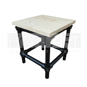 Kruk zwarte steigerbuis met steigerhout