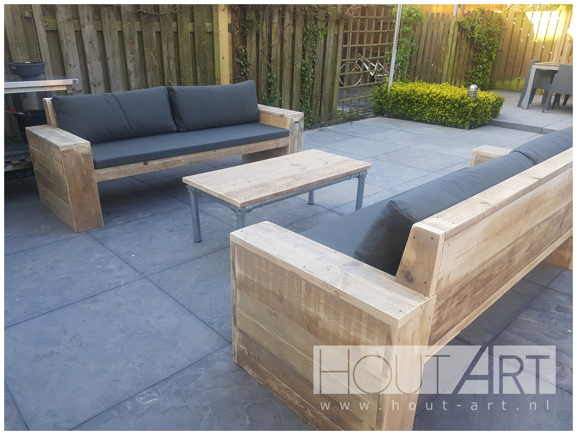 Loungebank recht met armleuning steigerhout van Hout-Art. Tuinmeubel, loungeset, gebruikt hout, buitenkeuken, vuurtafel, tuinmeubels, houtart.