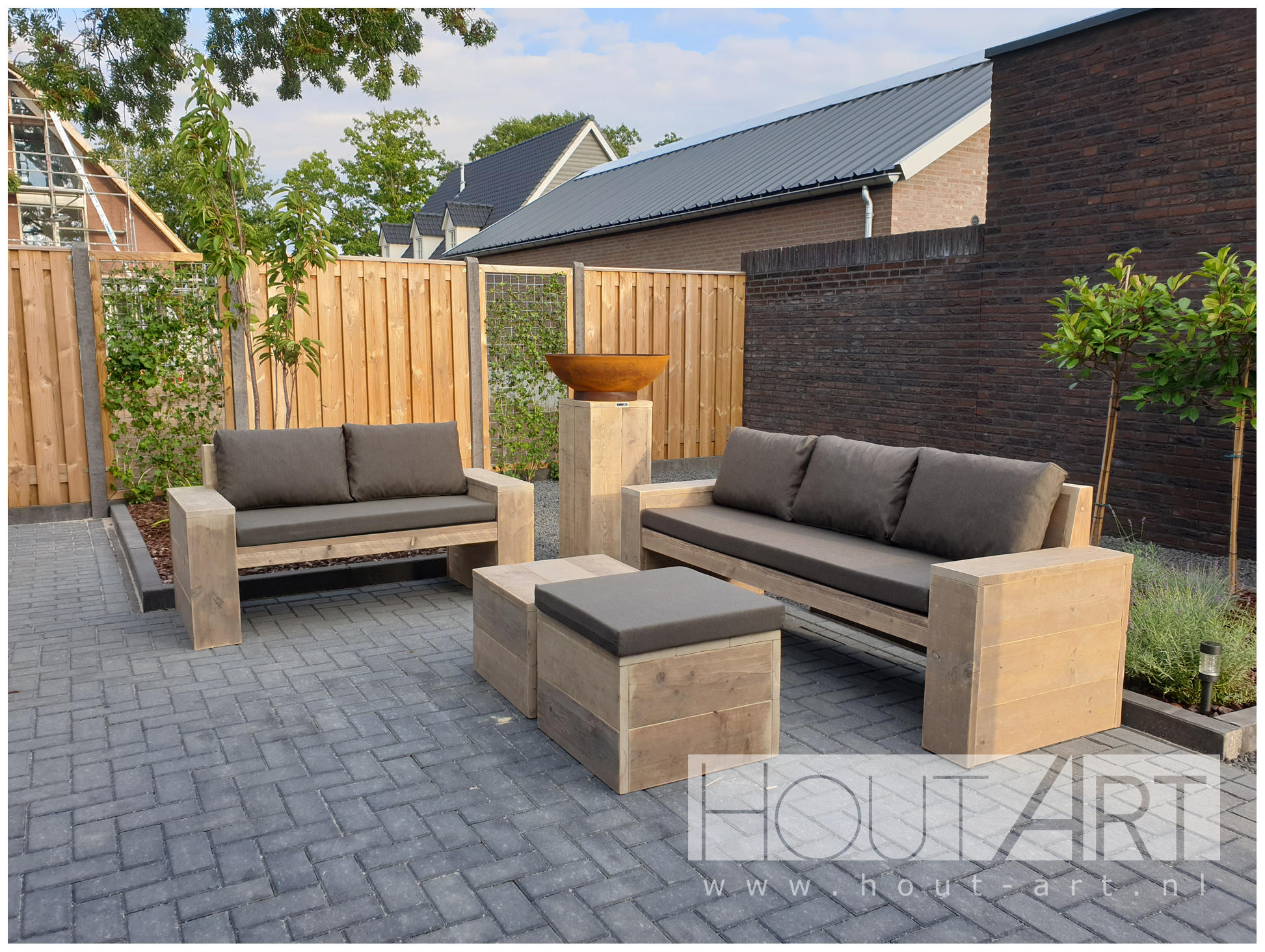 Loungebank recht met armleuning steigerhout van Hout-Art. Tuinmeubel, loungeset, gebruikt hout, buitenkeuken, vuurtafel, tuinmeubels, houtart.