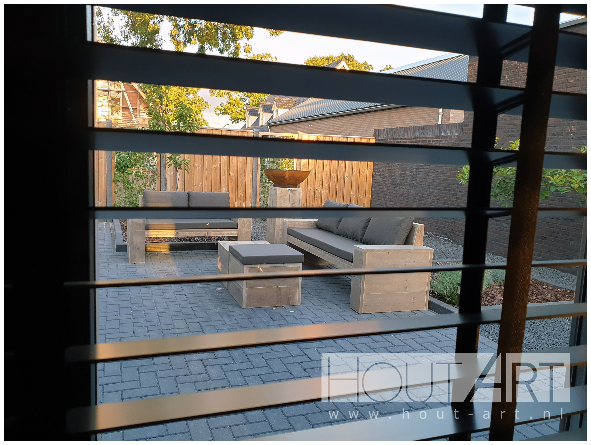 Loungebank recht met armleuning steigerhout van Hout-Art. Tuinmeubel, loungeset, gebruikt hout, buitenkeuken, vuurtafel, tuinmeubels, houtart.