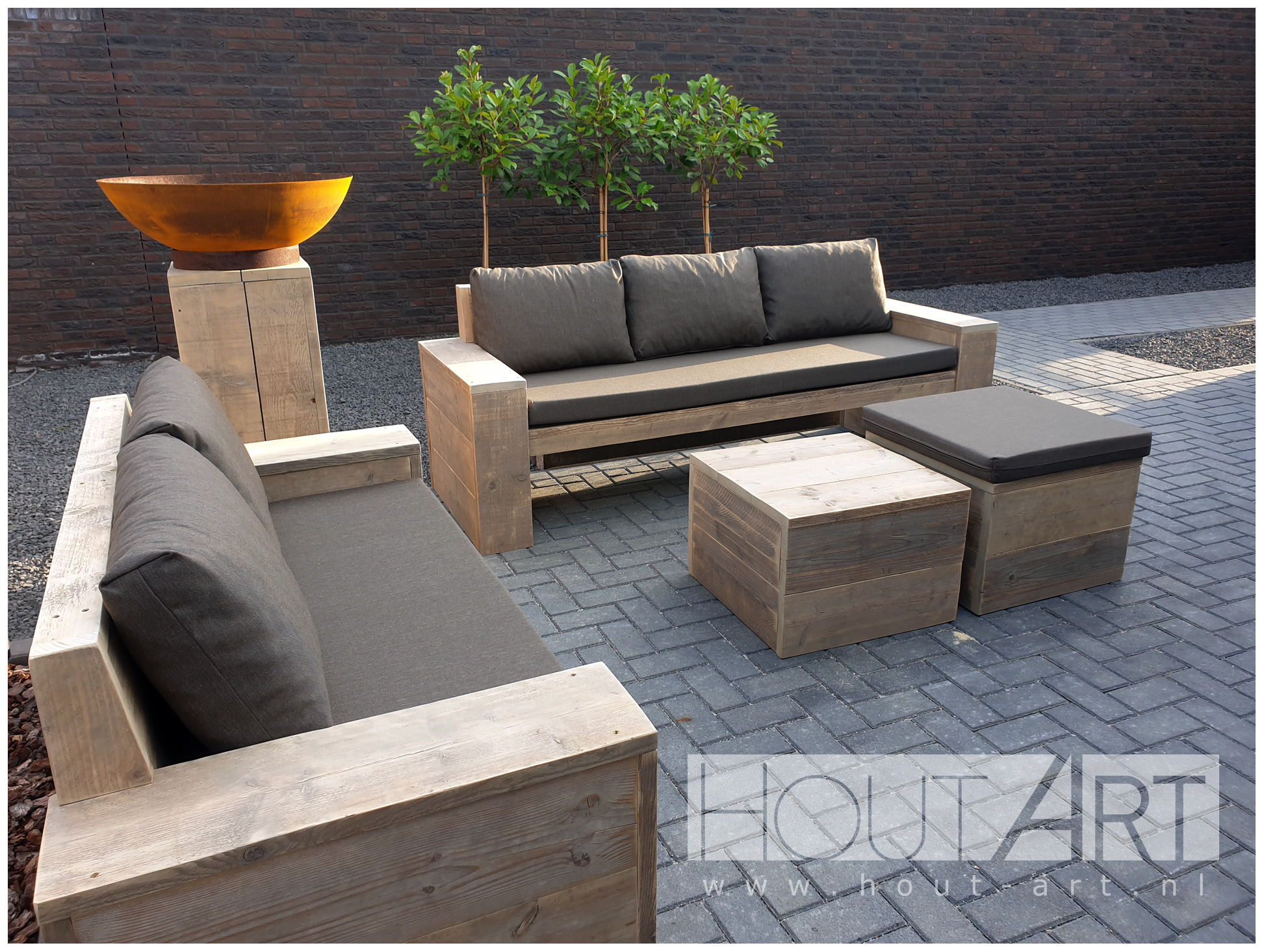 Loungebank recht met armleuning steigerhout van Hout-Art. Tuinmeubel, loungeset, gebruikt hout, buitenkeuken, vuurtafel, tuinmeubels, houtart.