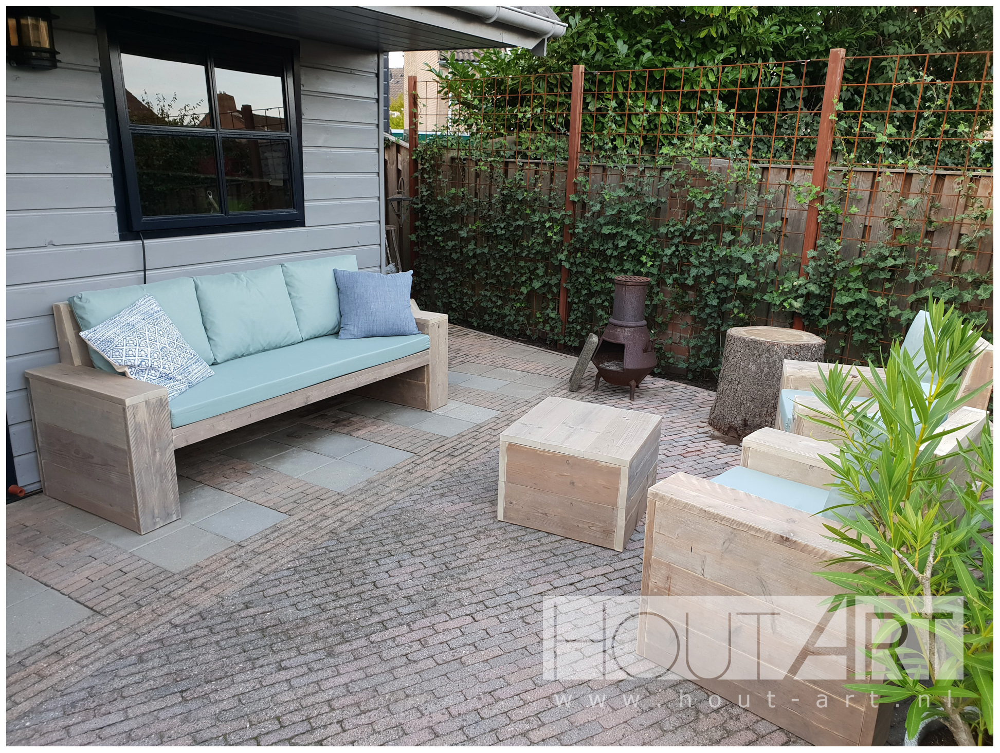 Loungebank recht met armleuning steigerhout van Hout-Art. Tuinmeubel, loungeset, gebruikt hout, buitenkeuken, vuurtafel, tuinmeubels, houtart.