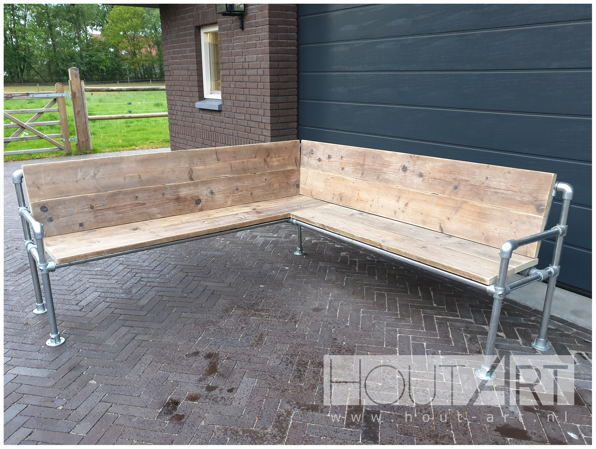 Hoek loungebank verzinkte steigerbuis met steigerhout van Hout-Art.