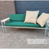 Loungebank recht verzinkte steigerbuis met steigerhout doorlopende rugleuning van Hout-Art.