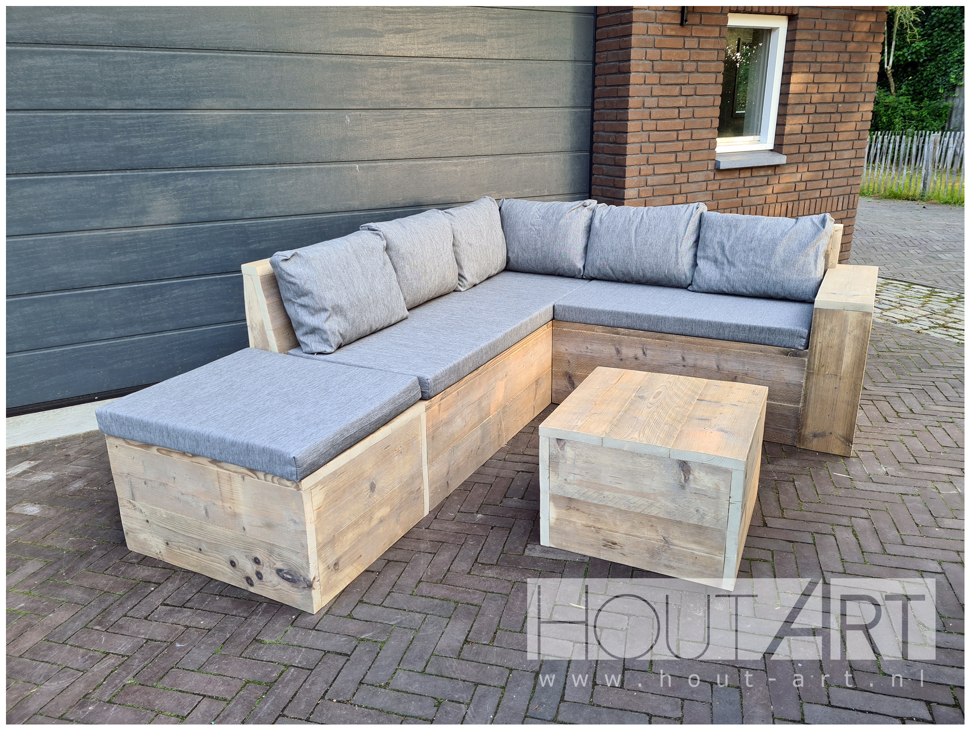 Hoek loungebank dicht met één armleuning steigerhout van Hout-Art. Tuinmeubel, loungeset, gebruikt hout, buitenkeuken, vuurtafel, tuinmeubels, houtart.