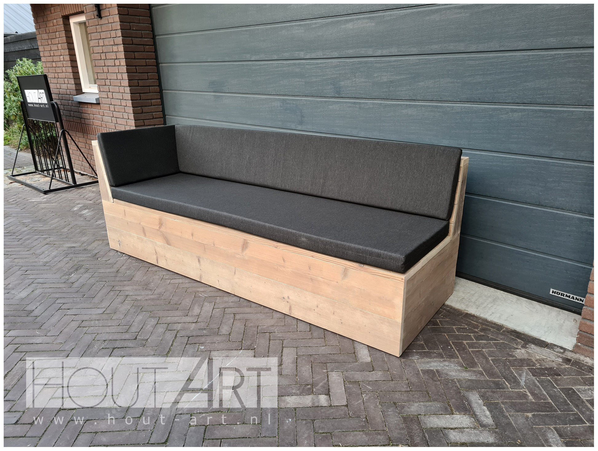 Loungebank recht dicht met één doorlopende rugleuning steigerhout van Hout-Art. Tuinmeubel, loungeset, gebruikt hout, buitenkeuken, vuurtafel, tuinmeubels, houtart.