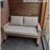 Loungebank recht met armleuning en wielen steigerhout van Hout-Art. Tuinmeubel, loungeset, gebruikt hout, buitenkeuken, vuurtafel, tuinmeubels, houtart.