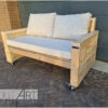 Loungebank recht met armleuning en wielen steigerhout van Hout-Art. Tuinmeubel, loungeset, gebruikt hout, buitenkeuken, vuurtafel, tuinmeubels, houtart.