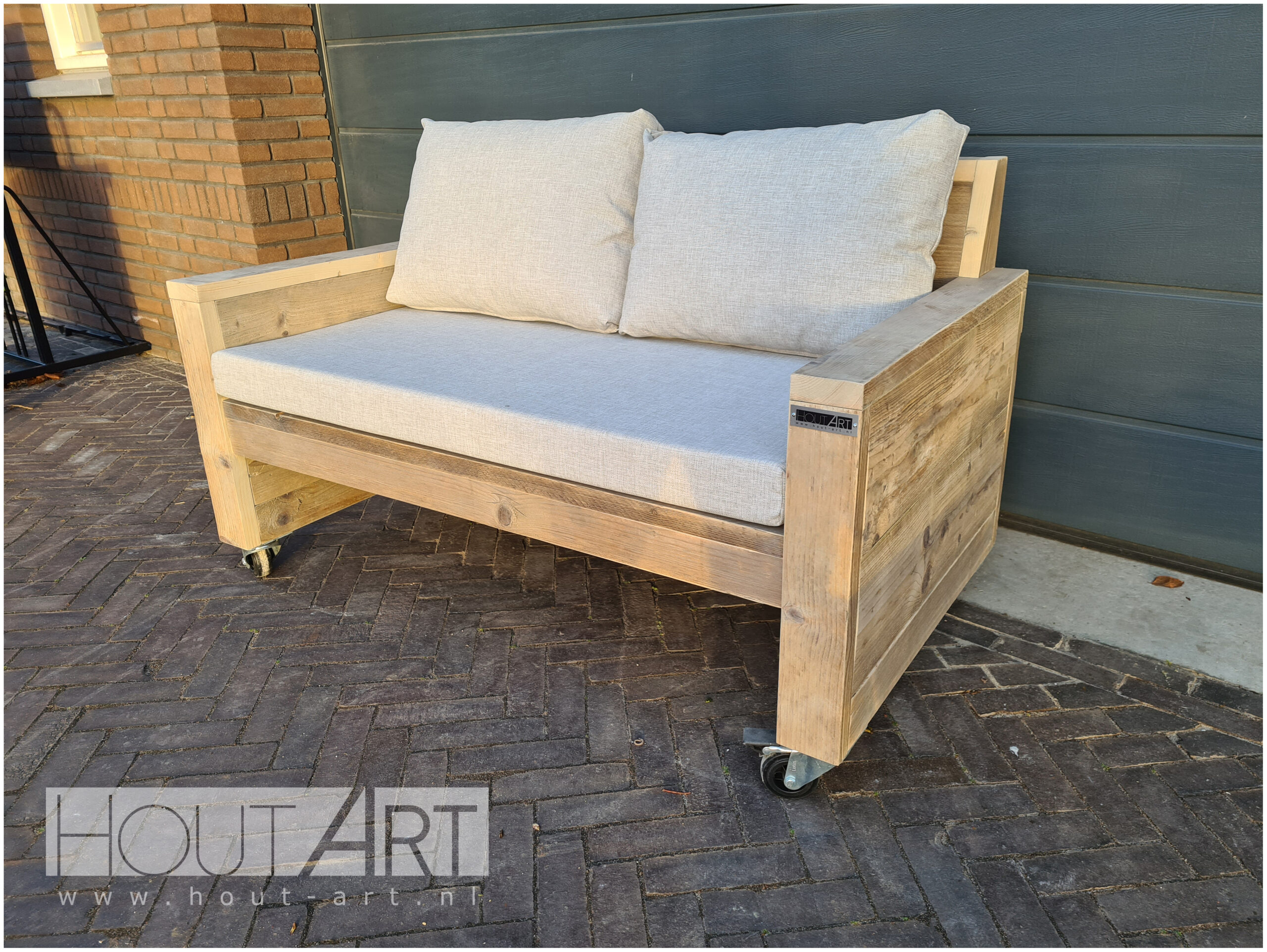 Loungebank recht met armleuning en wielen steigerhout van Hout-Art. Tuinmeubel, loungeset, gebruikt hout, buitenkeuken, vuurtafel, tuinmeubels, houtart.