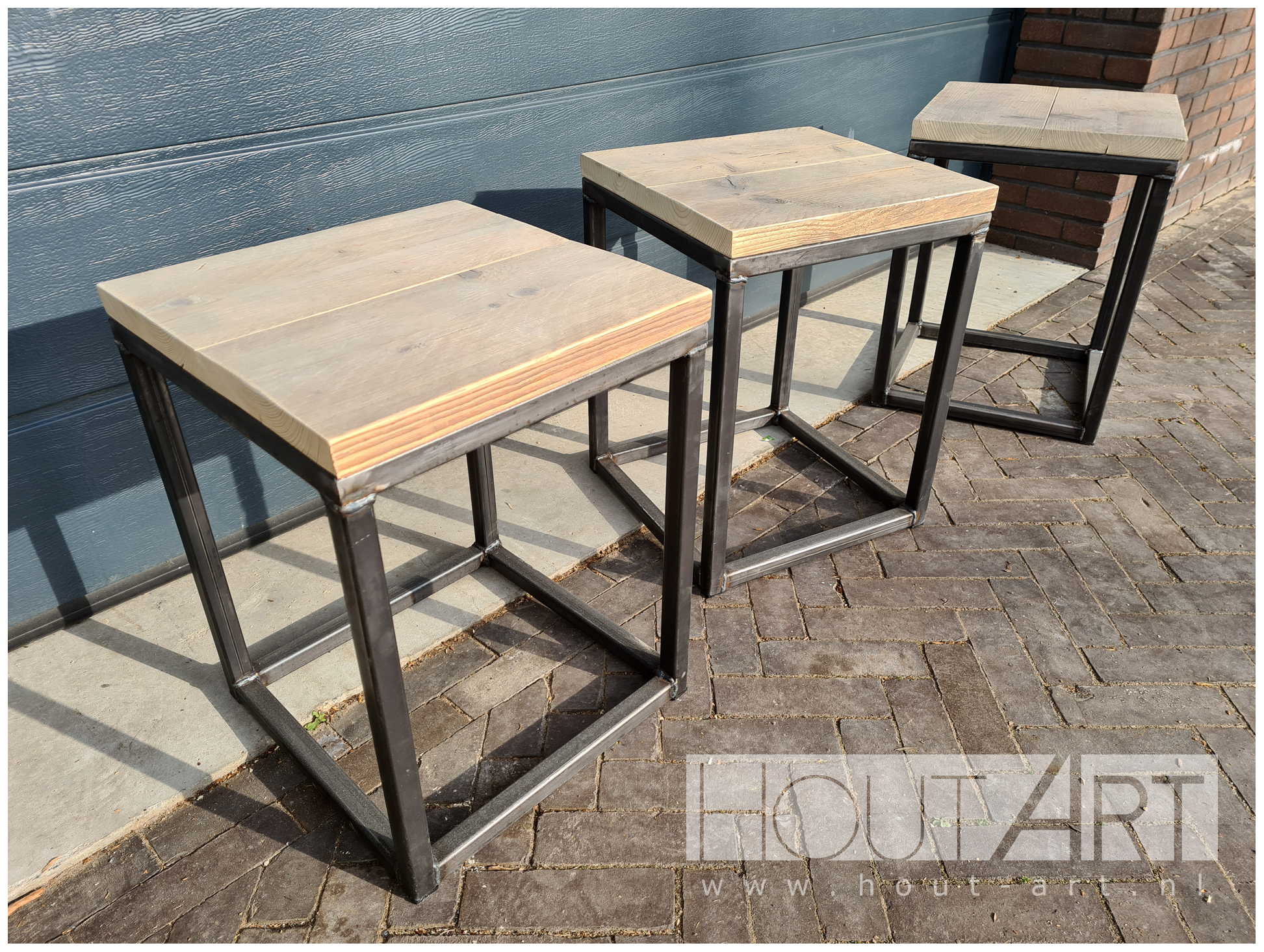 Nachtkastje stalen kubus met steigerhout van Hout-Art. zwart, industrieel, slapen, slaapkamer, bed, kastje, gepoedercoat, houtart.