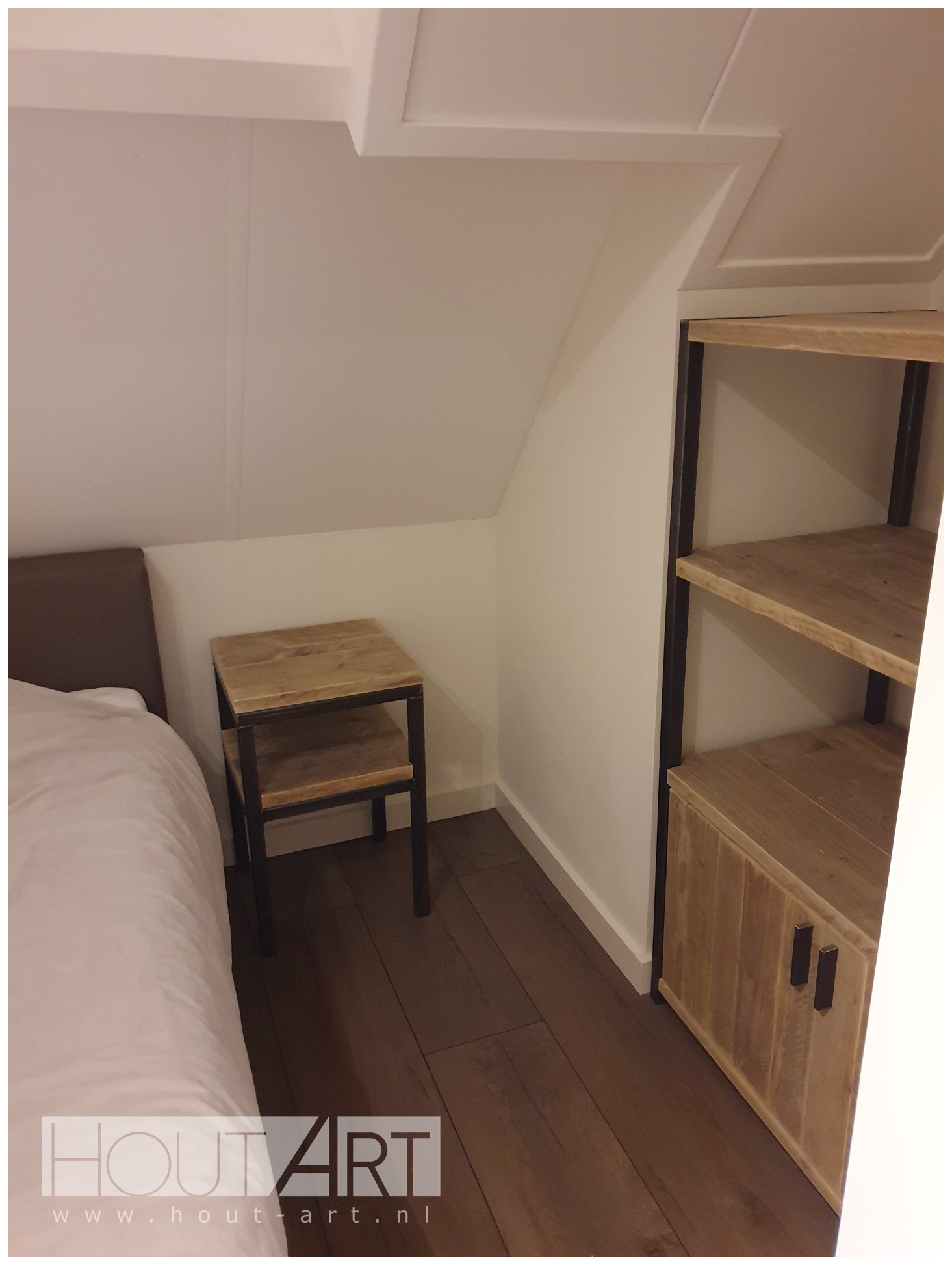 Nachtkastje stalen frame met legplank steigerhout van Hout-Art. Slaapkamer, bed, bedden, slapen, kastje, industrieel, zwart, gepoedercoat, houtart.