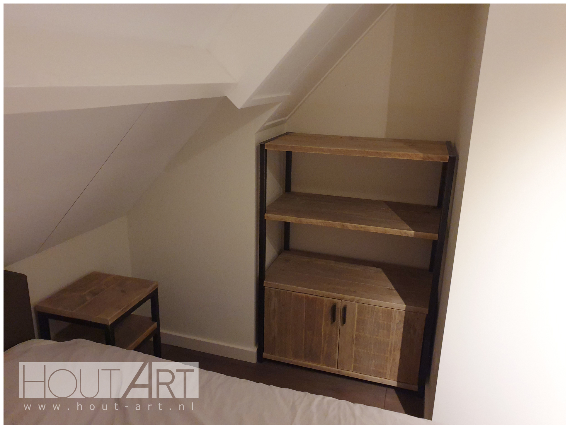 Nachtkastje stalen frame met legplank steigerhout van Hout-Art. Slaapkamer, bed, bedden, slapen, kastje, industrieel, zwart, gepoedercoat, houtart.