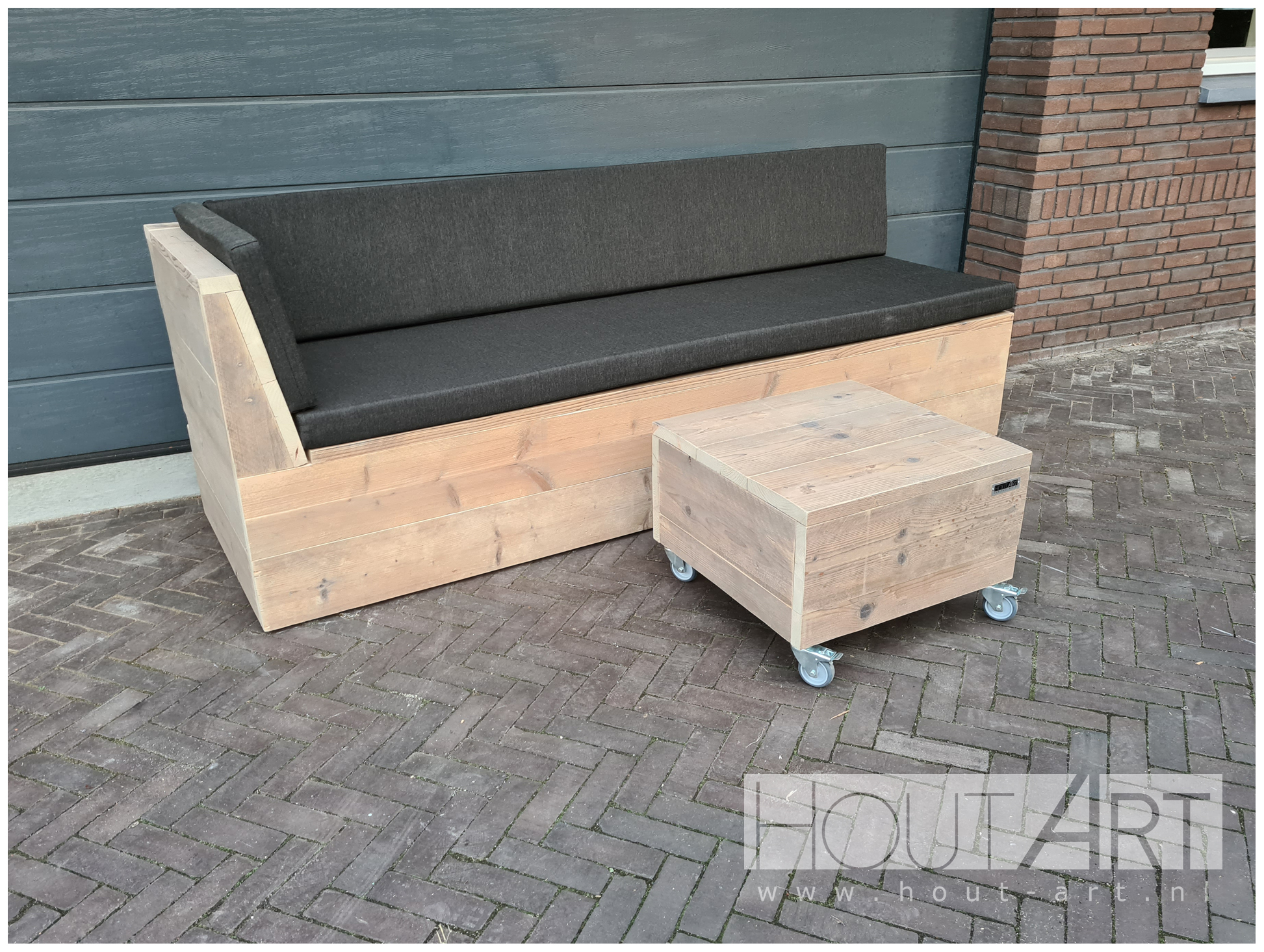 Loungebank recht dicht met één doorlopende rugleuning steigerhout van Hout-Art. Tuinmeubel, loungeset, gebruikt hout, buitenkeuken, vuurtafel, tuinmeubels, houtart.