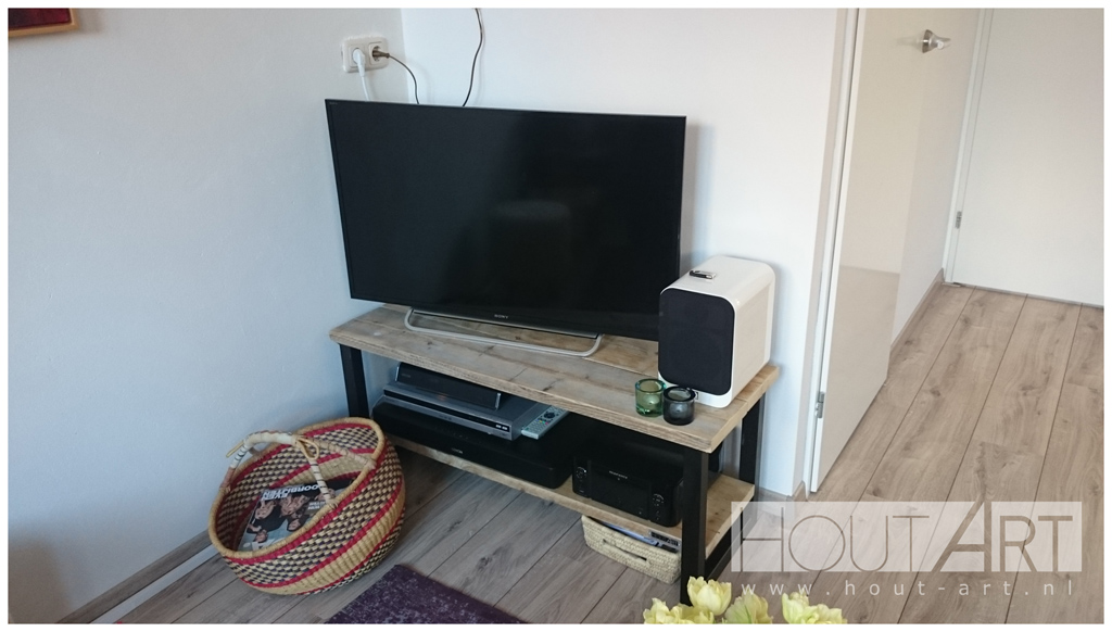 tv-meubel stalen u-poot met een legplank steigerhout van Hout-Art. industrieel, meubel, steigerhouten, zwart, gepoedercoat, houtart.
