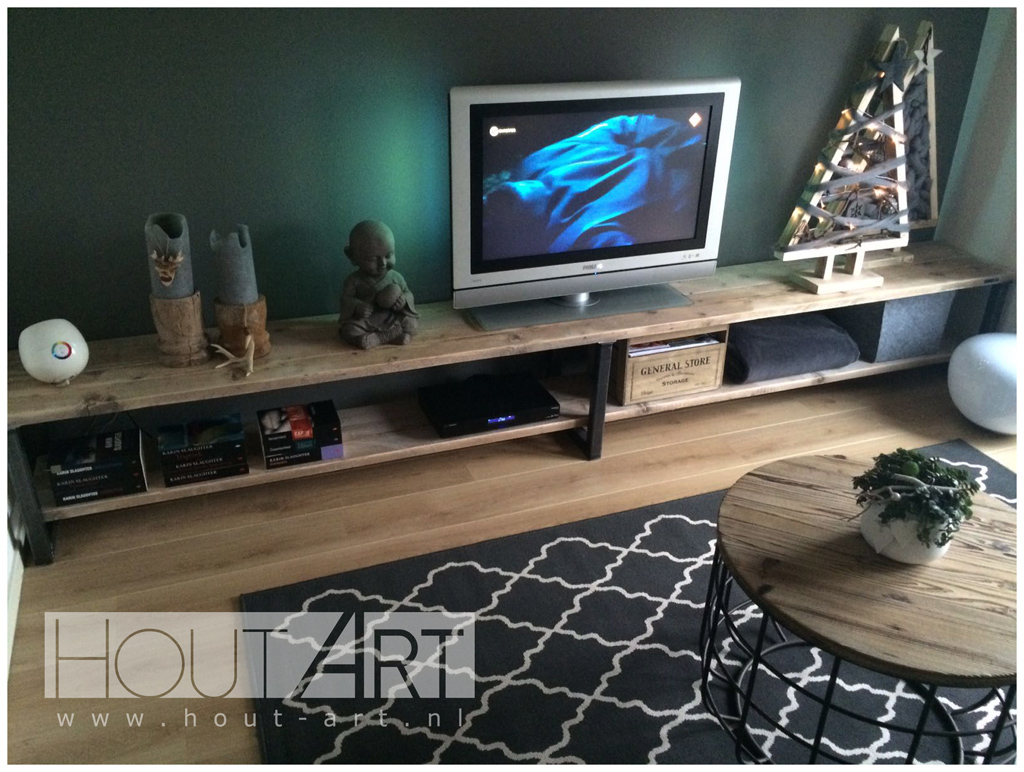 tv-meubel stalen u-poot met een legplank steigerhout van Hout-Art. industrieel, meubel, steigerhouten, zwart, gepoedercoat, houtart.