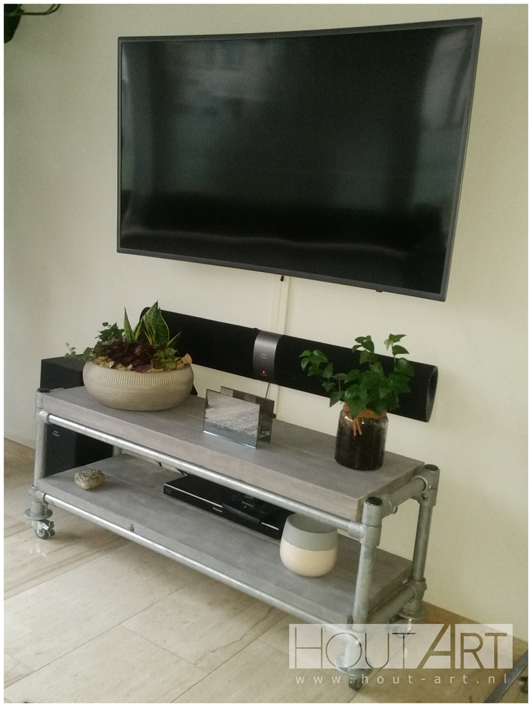 tv-meubel luxe verzinkte steigerbuis met steigerhout van Hout-Art. Industrieel, modern, tvmeubel, steigerbuizen, zwart, gepoedercoat, houtart.