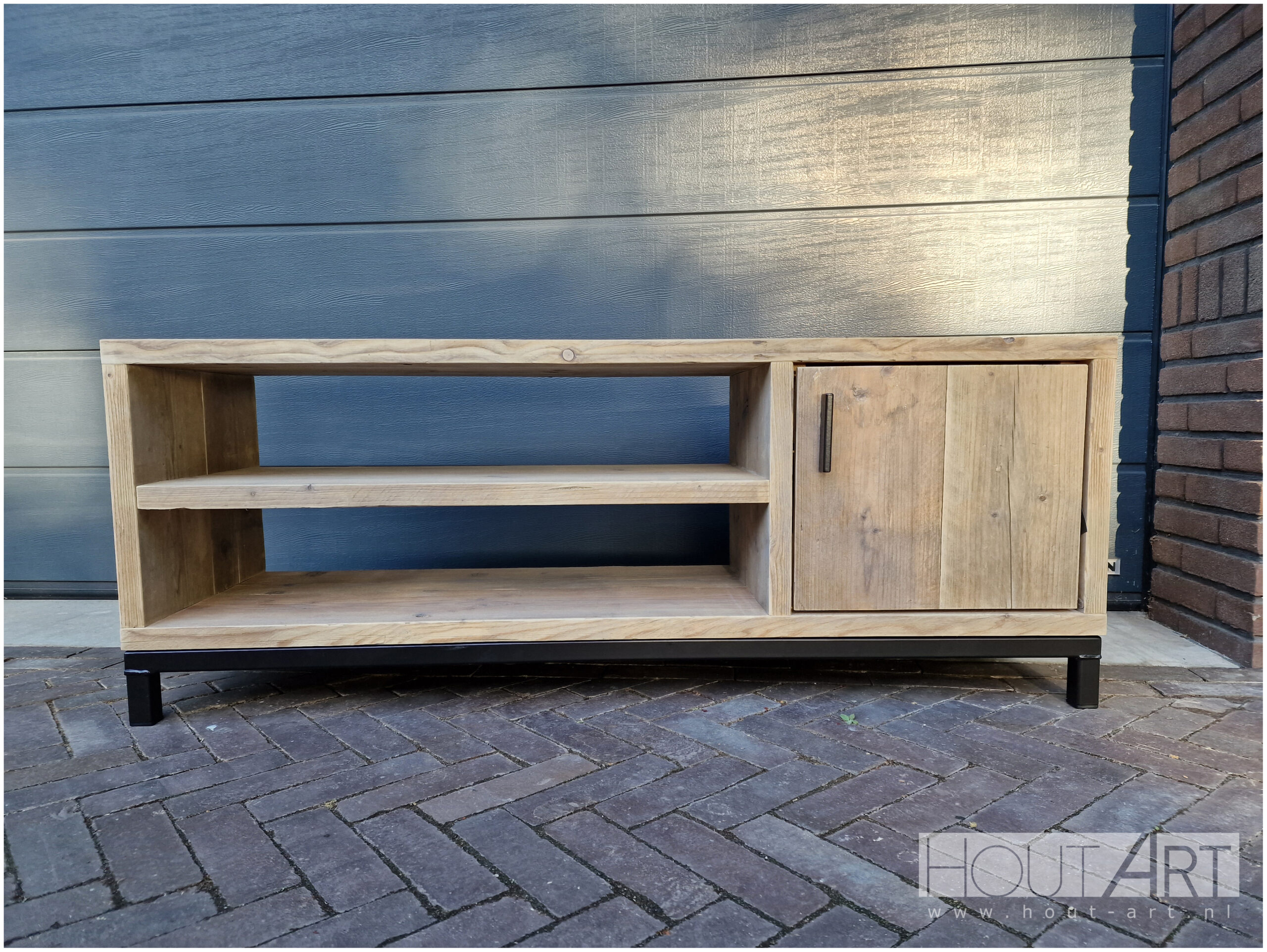 tv-meubel stalen onderfame steigerhout met deur en legplanken van Hout-Art.