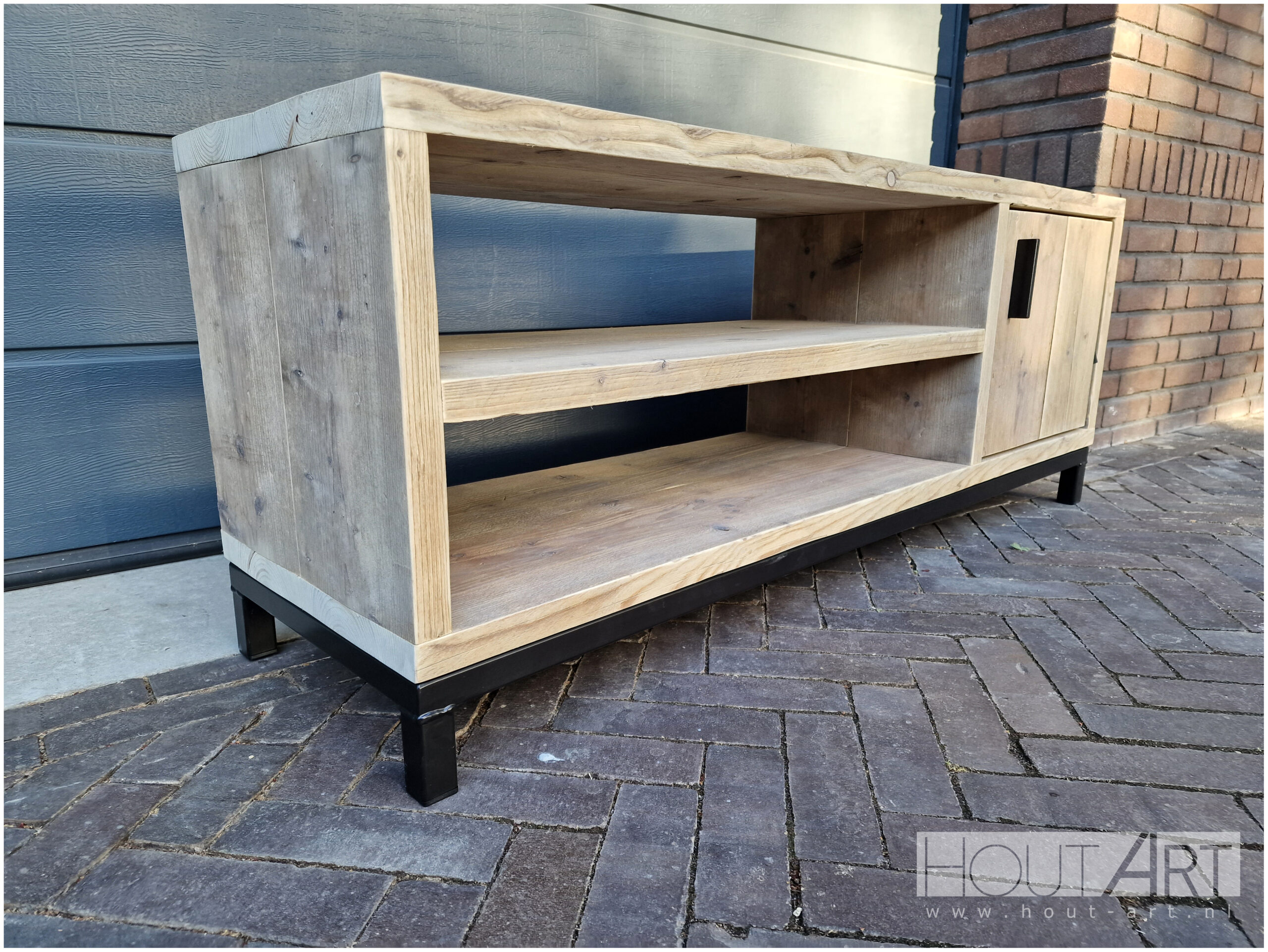 tv-meubel stalen onderfame steigerhout met deur en legplanken van Hout-Art.