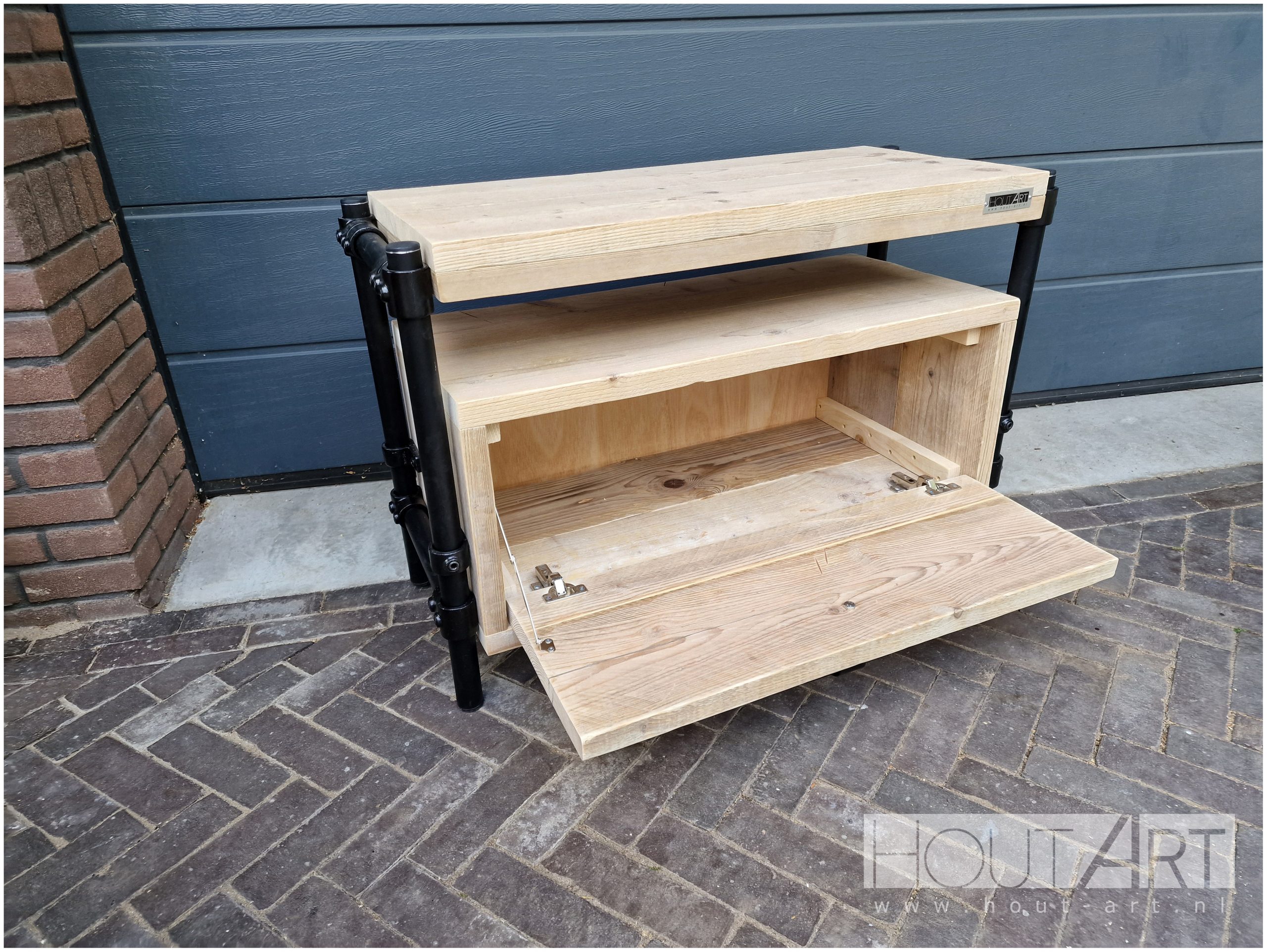 tv-meubel zijframe klepvak zwarte steigerbuis met steigerhout van Hout-Art. industrieel, modern, zwart, gepoedercoat, handgreep, houtart.