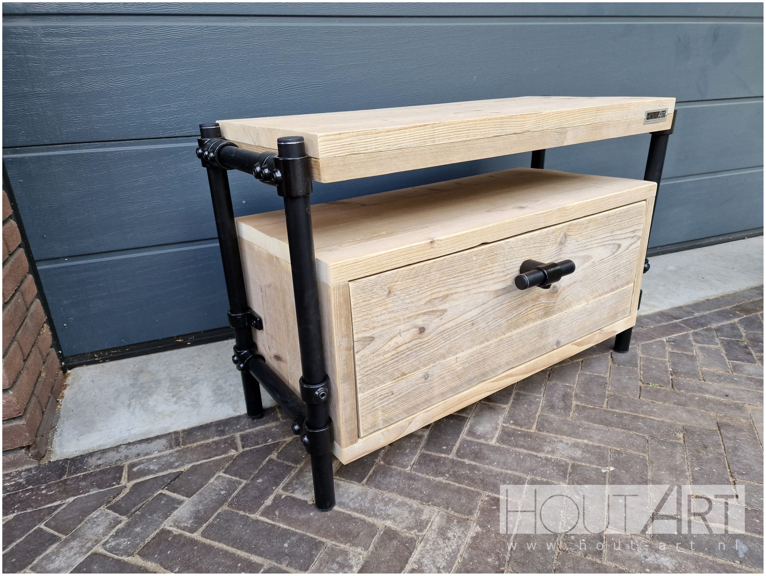 tv-meubel zijframe klepvak zwarte steigerbuis met steigerhout van Hout-Art. industrieel, modern, zwart, gepoedercoat, handgreep, houtart.