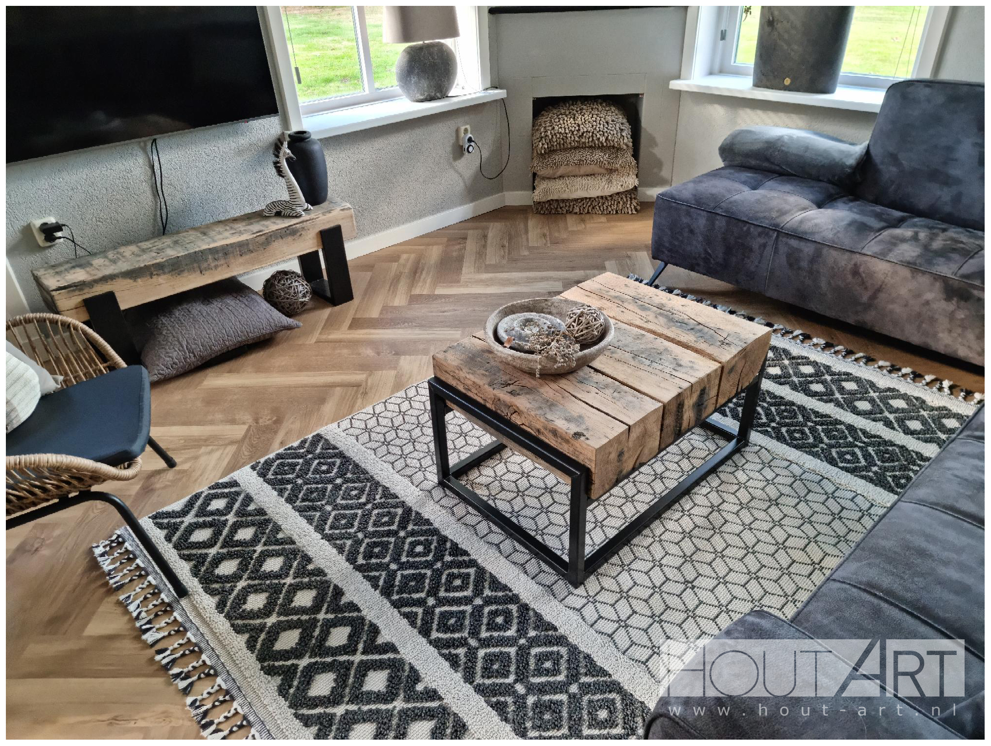 tv-meubels stalen u-poot met oud eiken spoorbiels Hout-Art. zwart gepoedercoat, staal, industrieel, modern, legplank, balk, spoorbiels, houtart.