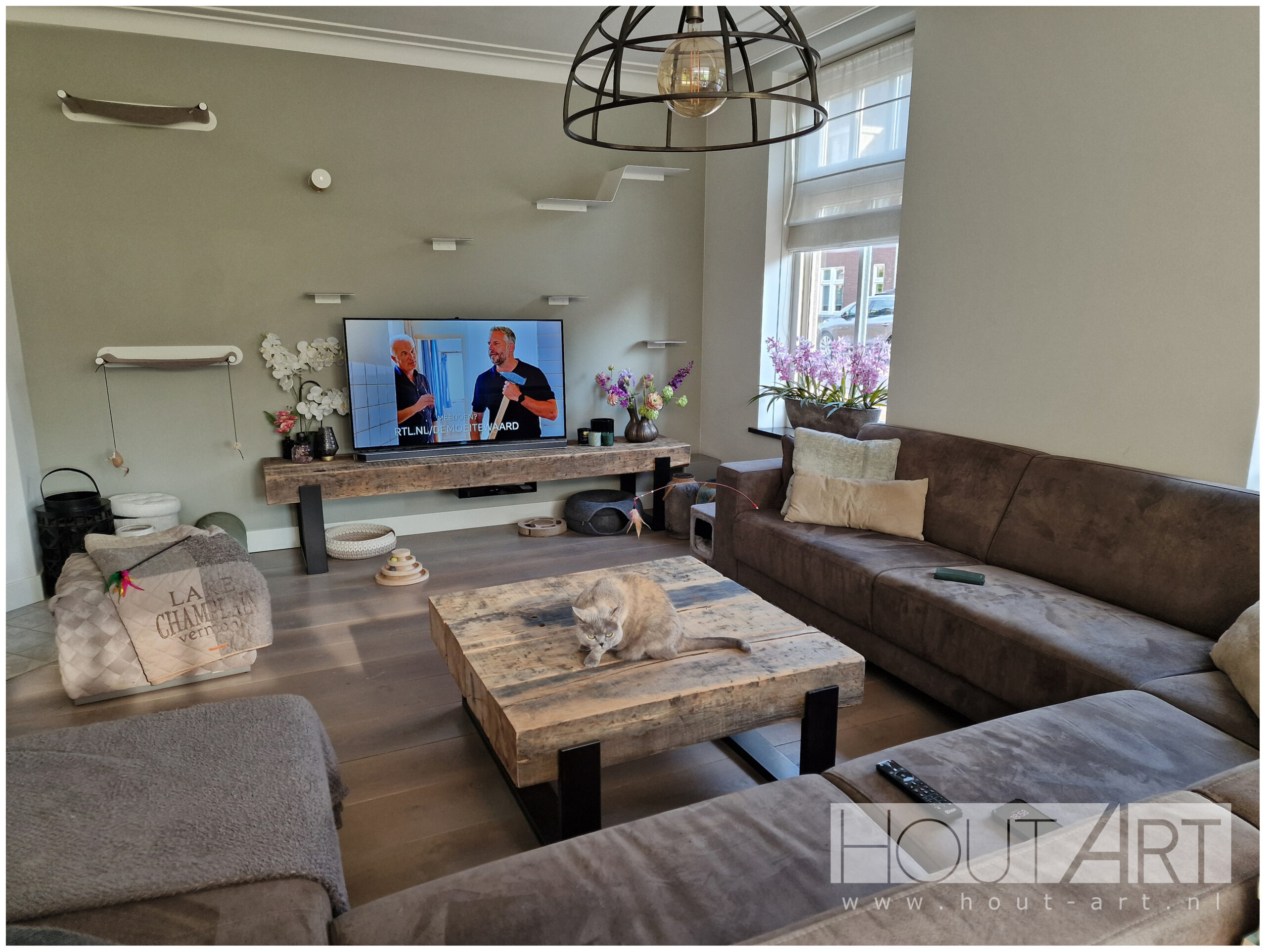 Industriële salontafel met stalen u-poot en oud eiken spoorbiels van Hout-Art. Industrieel wonen, robuust, tafel, spoorbielzen.