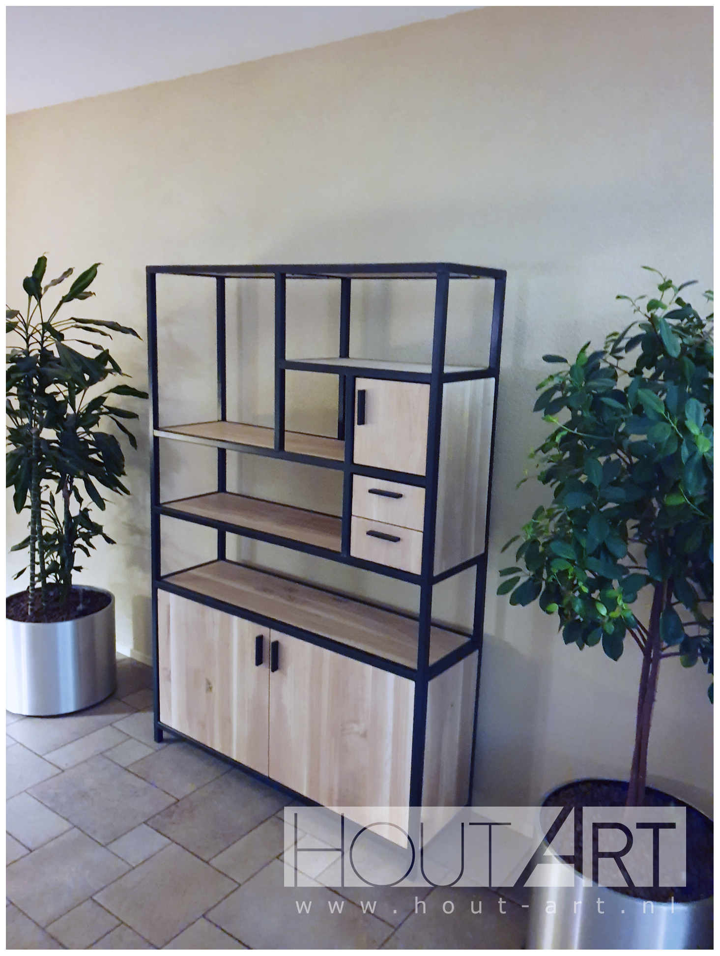 Vakkenkast stalen frame met deuren eiken van Hout-Art. vakken, kast, opbergkast, decoratie, modern, industrieel, zwart gepoedercoat, staal, frames, houtart.