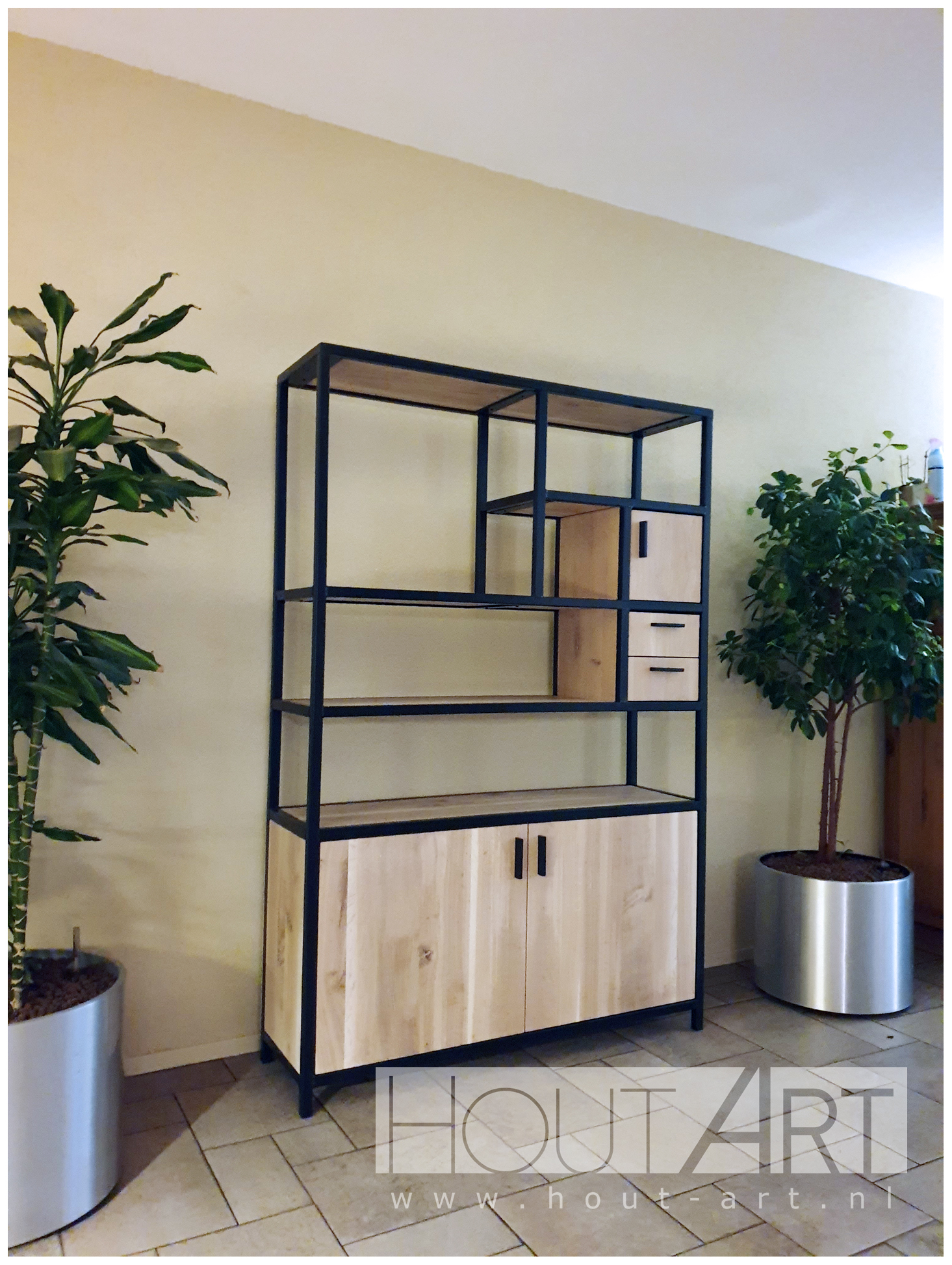 Vakkenkast stalen frame met deuren eiken van Hout-Art. vakken, kast, opbergkast, decoratie, modern, industrieel, zwart gepoedercoat, staal, frames, houtart.