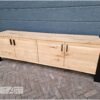 Tv-meubel stalen zijframe deuren en open vakken eiken van Hout-Art. staal, gepoedercoat, zwart, industrieel.