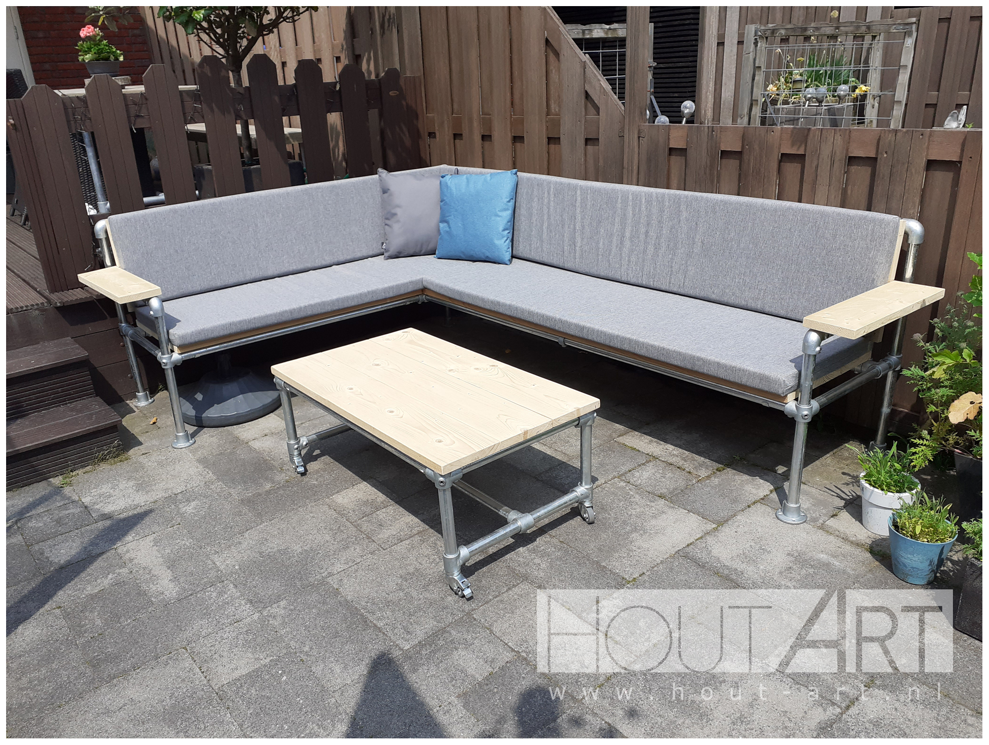 Hoek loungebank verzinkte steigerbuis met steigerhout incl. armleuningen van Hout-Art.