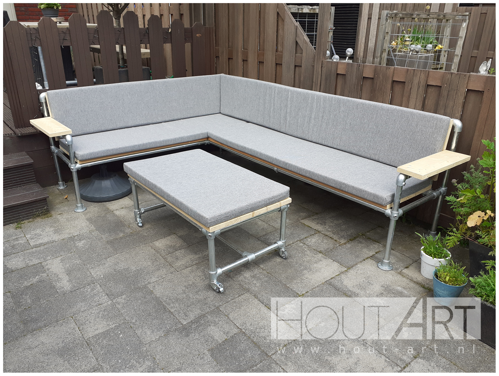Hoek loungebank verzinkte steigerbuis met steigerhout incl. armleuningen van Hout-Art.