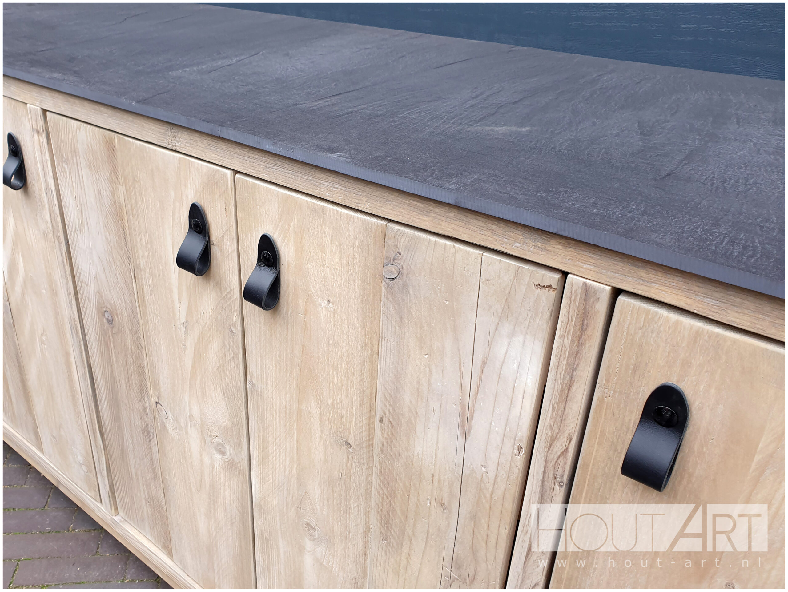 Buitenkeuken BBQ kast met deuren, handgreep, keramisch blad van steigerhout van Hout-Art.