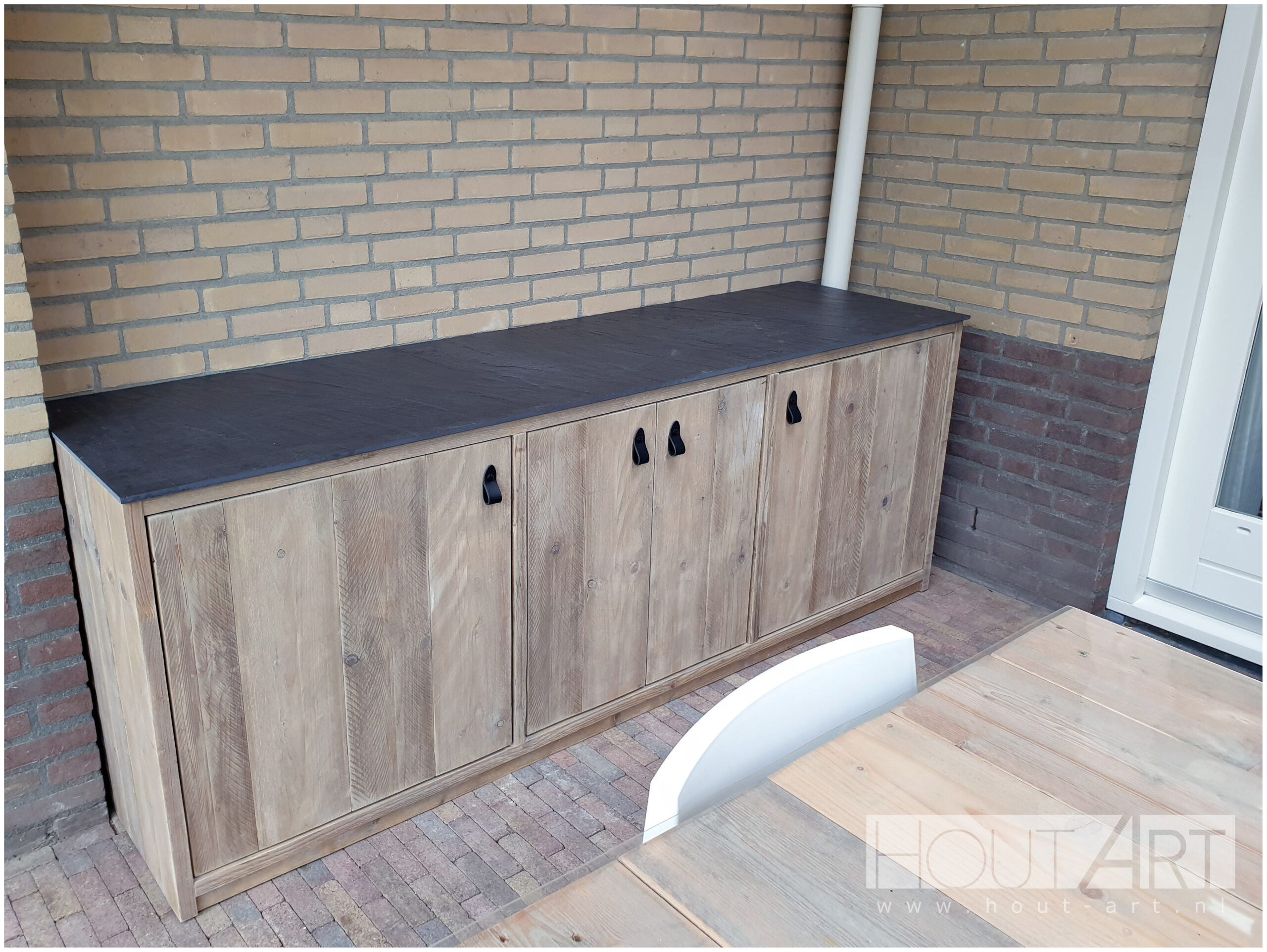 Buitenkeuken BBQ kast met deuren, handgreep, keramisch blad van steigerhout van Hout-Art.